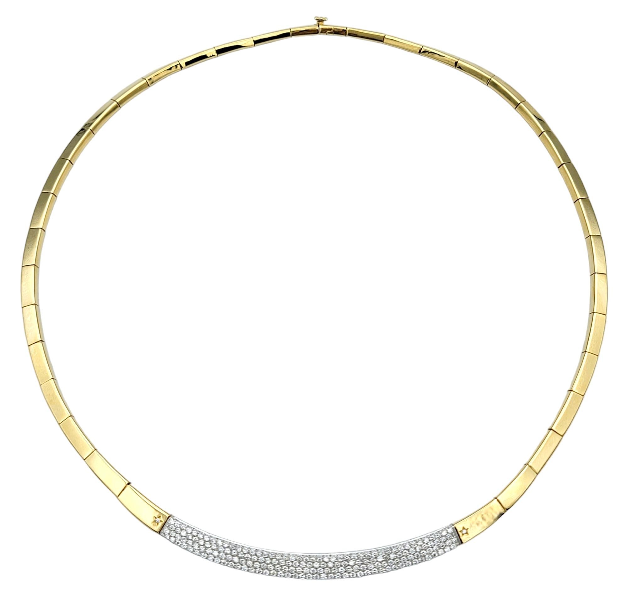 Opulenz und Raffinesse verströmend, ist dieses diamantene Halsband von H. Stern ein schillerndes Meisterwerk, gefasst in strahlendem 18-karätigem Gelbgold. Die Basis der Halskette ist sorgfältig mit schimmernden Pave-Diamanten verziert, die eine