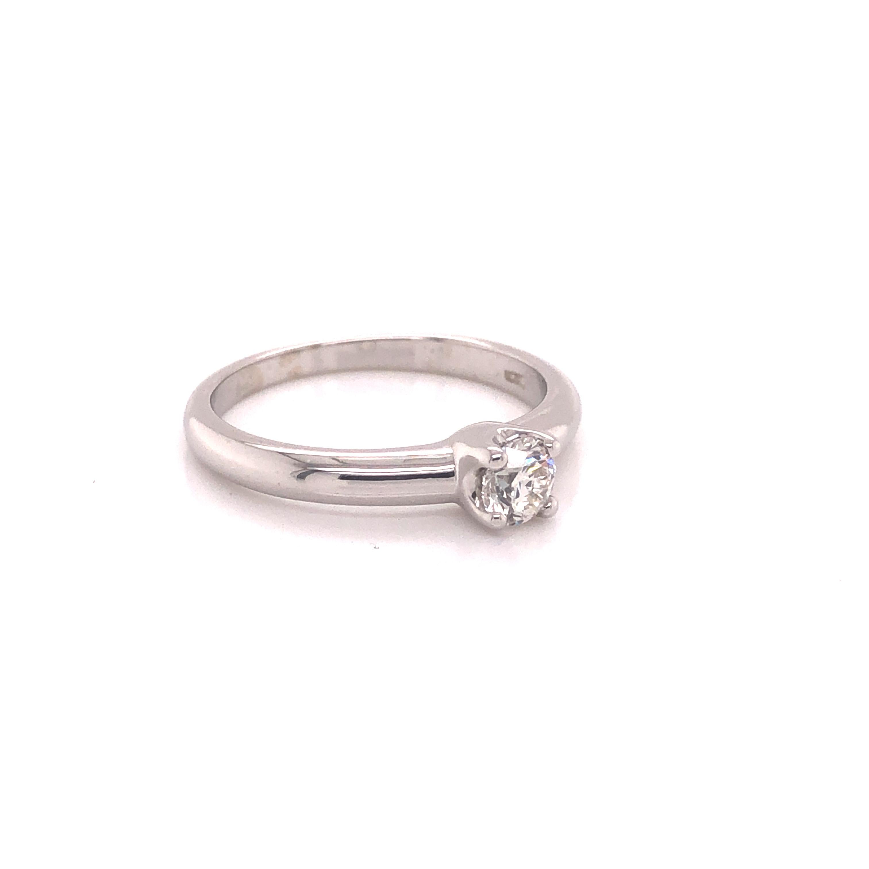 Wunderschönes, schlichtes Design vom berühmten Designer H. Stern. Diese wunderschöne Kreation ist aus 18 Karat Weißgold gefertigt. Im Mittelpunkt dieses Rings steht der als Solitär gefasste runde Diamant im Brillantschliff mit der Farbe G und der