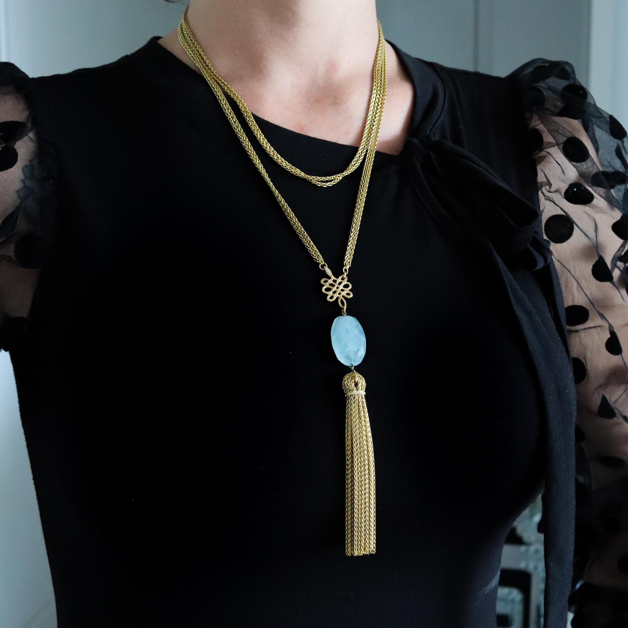 Un collier à glands conçu par Diane Von Furstenberg pour H. Stern.

Pièce très moderne créée par la maison de joaillerie brésilienne H. Stern. Ce rare sautoir a été conçu par Diane Von Furstenberg et réalisé en or jaune massif de 18 carats. Il est