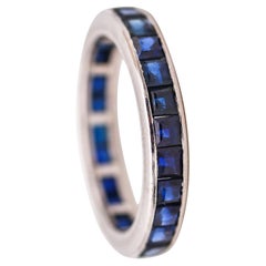 H. Anello a fascia di eternità Stern in oro bianco 18Kt con 2,70 carati di zaffiri blu