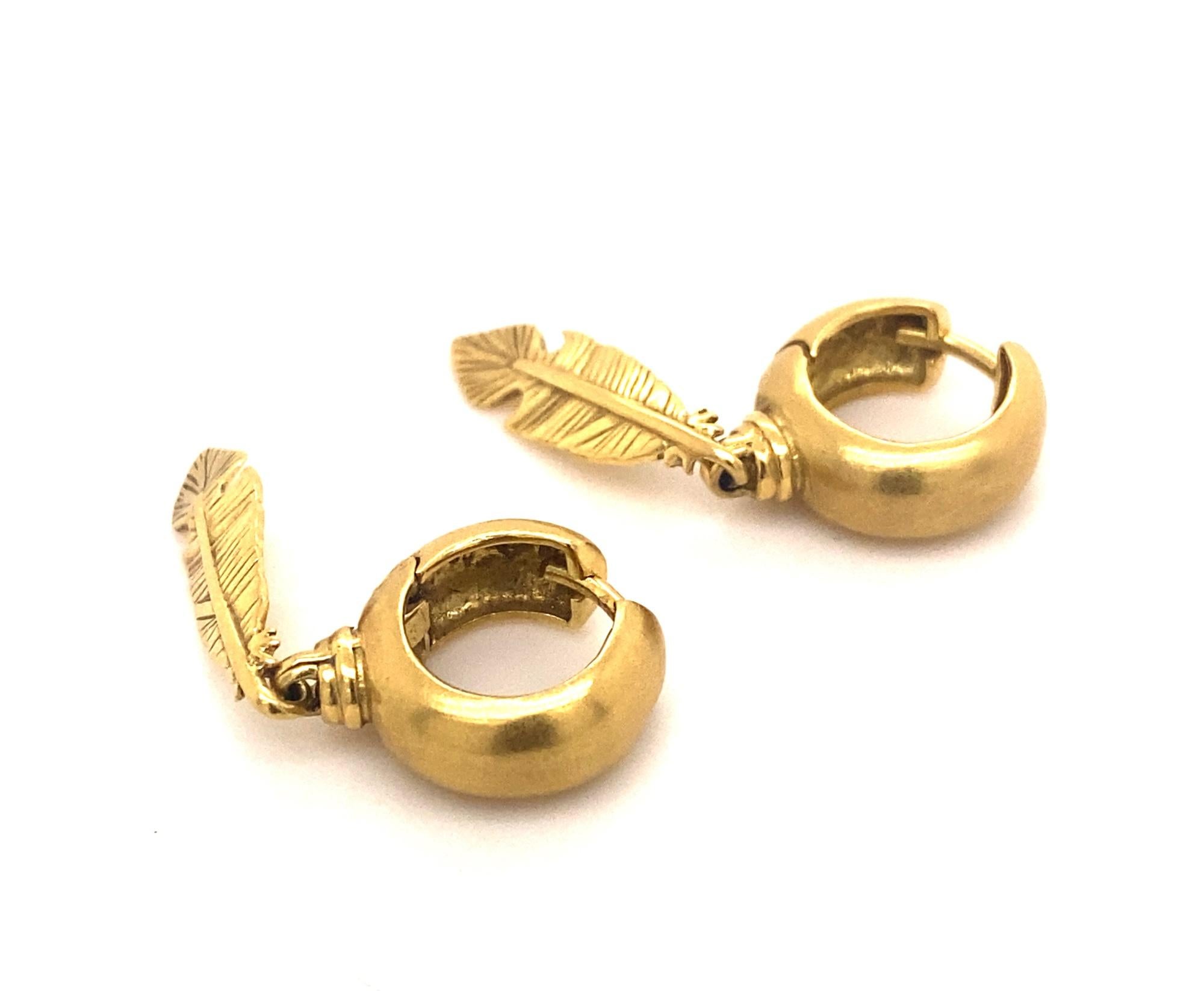 H. Stern Feather 18K Gold Earrings Purangow Collection In Good Condition For Sale In Woodland Hills, CA