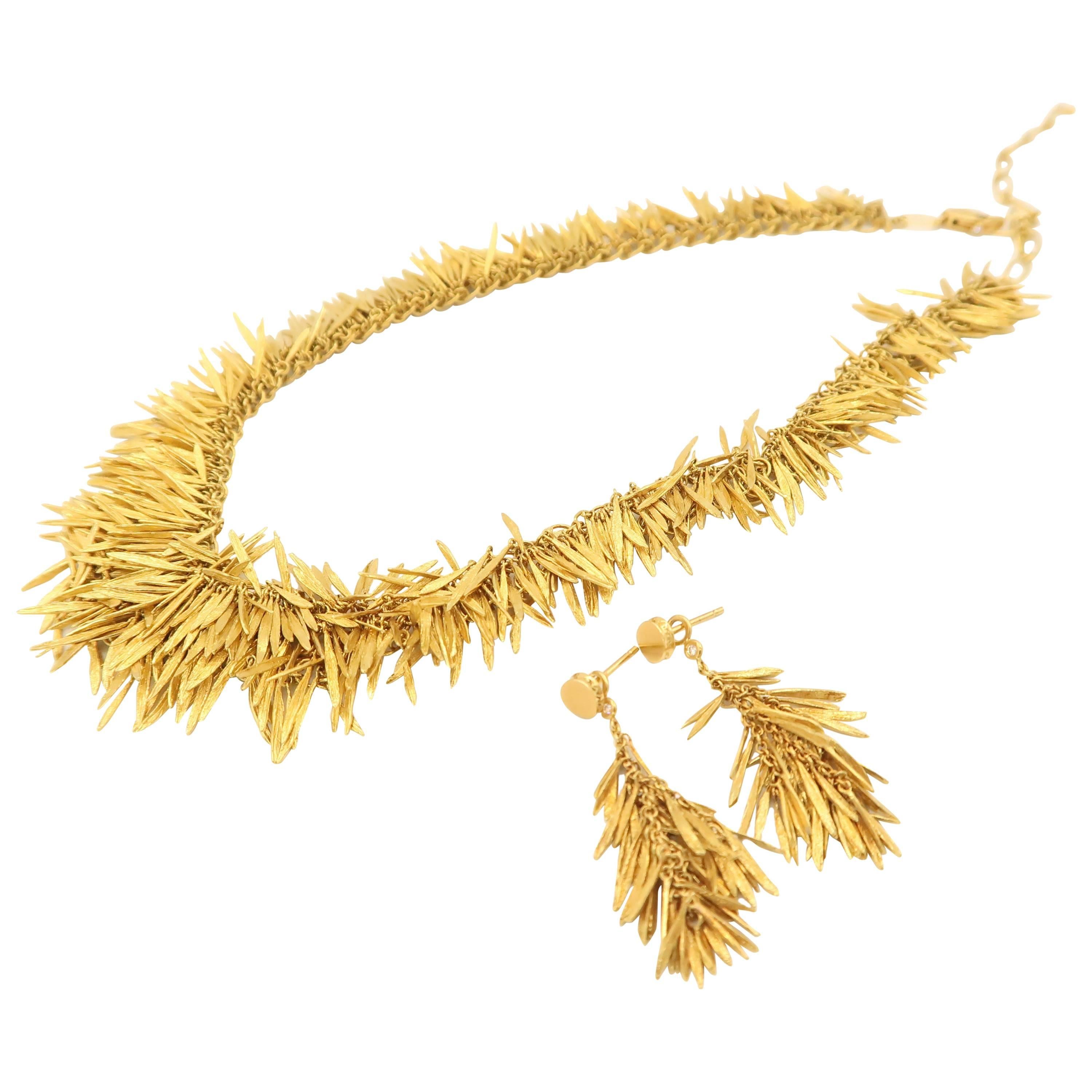 Individual handcrafted feather motifs create the antique golden layered effect for this exceptional H. Stern necklace and earrings set. Feathers are entirely made by hands and linked to the chain.

H. Stern Feathers Brushed Gold Earrings
Gold :