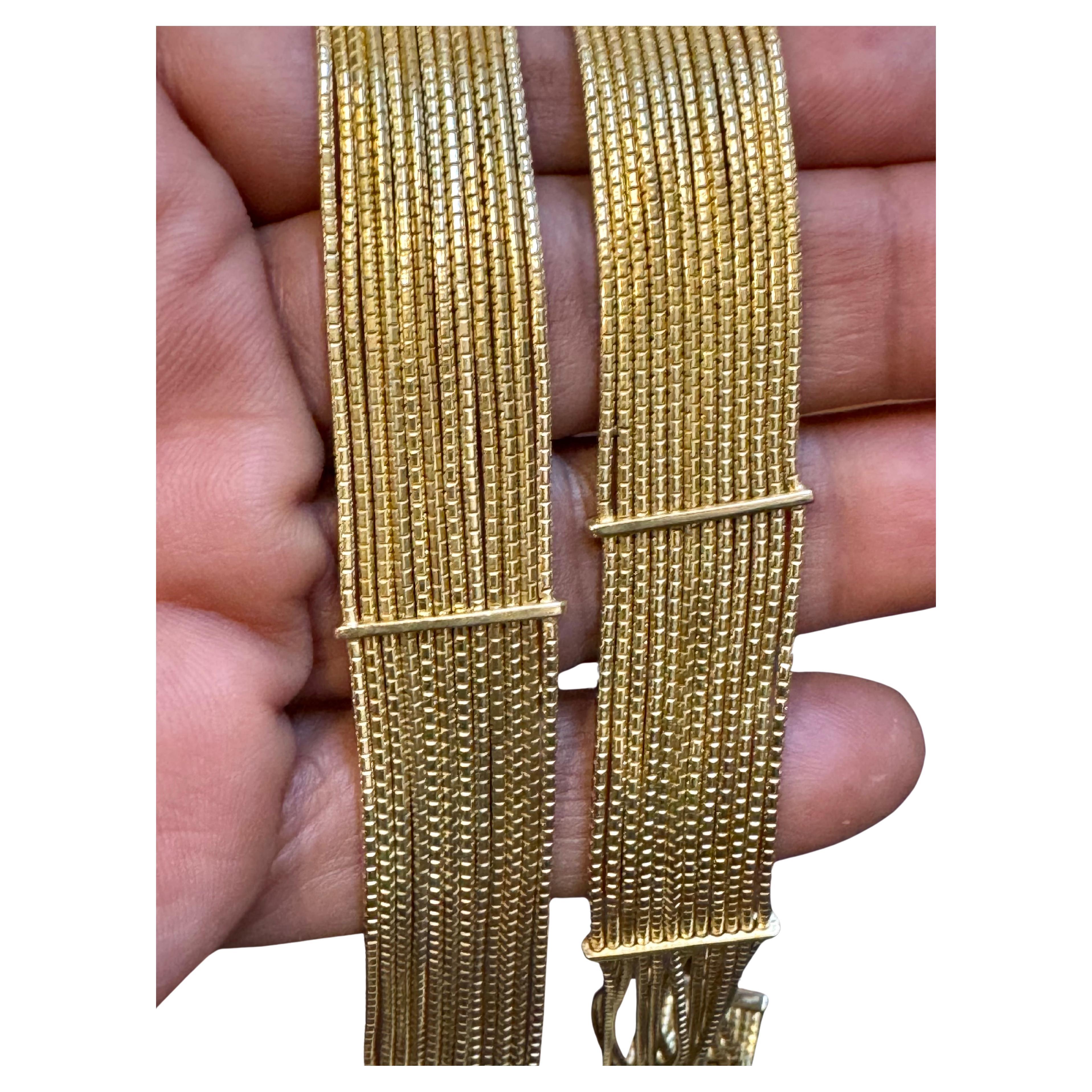 Il designer H. Stern Filaments Collection ha realizzato un set di collane e bracciali in oro 18KY da 85 grammi.
Collana girocollo e bracciale coordinato
Non un braccialetto, non un bracciale, non un braccialetto A Link. Questo favoloso e feroce