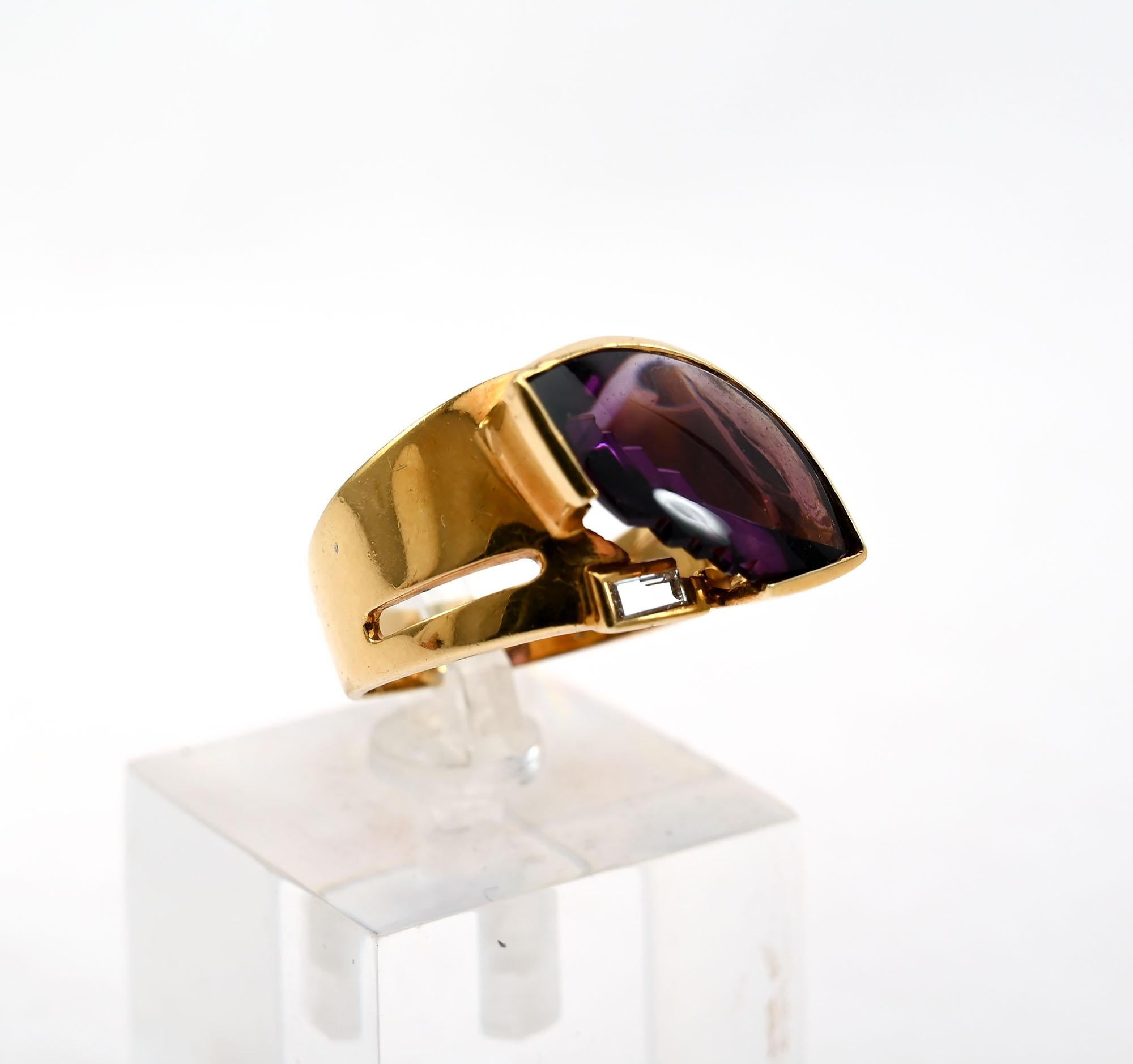 Alles an diesem Ring von H. Stern ist ungewöhnlich. Die Form des Amethysts ist alles andere als gewöhnlich. Der Schliff des Steins ist unbeschreiblich. Im Inneren des Steins sind scheinbar mehrere Schichten von Stufen zu sehen. Sie sind sehr