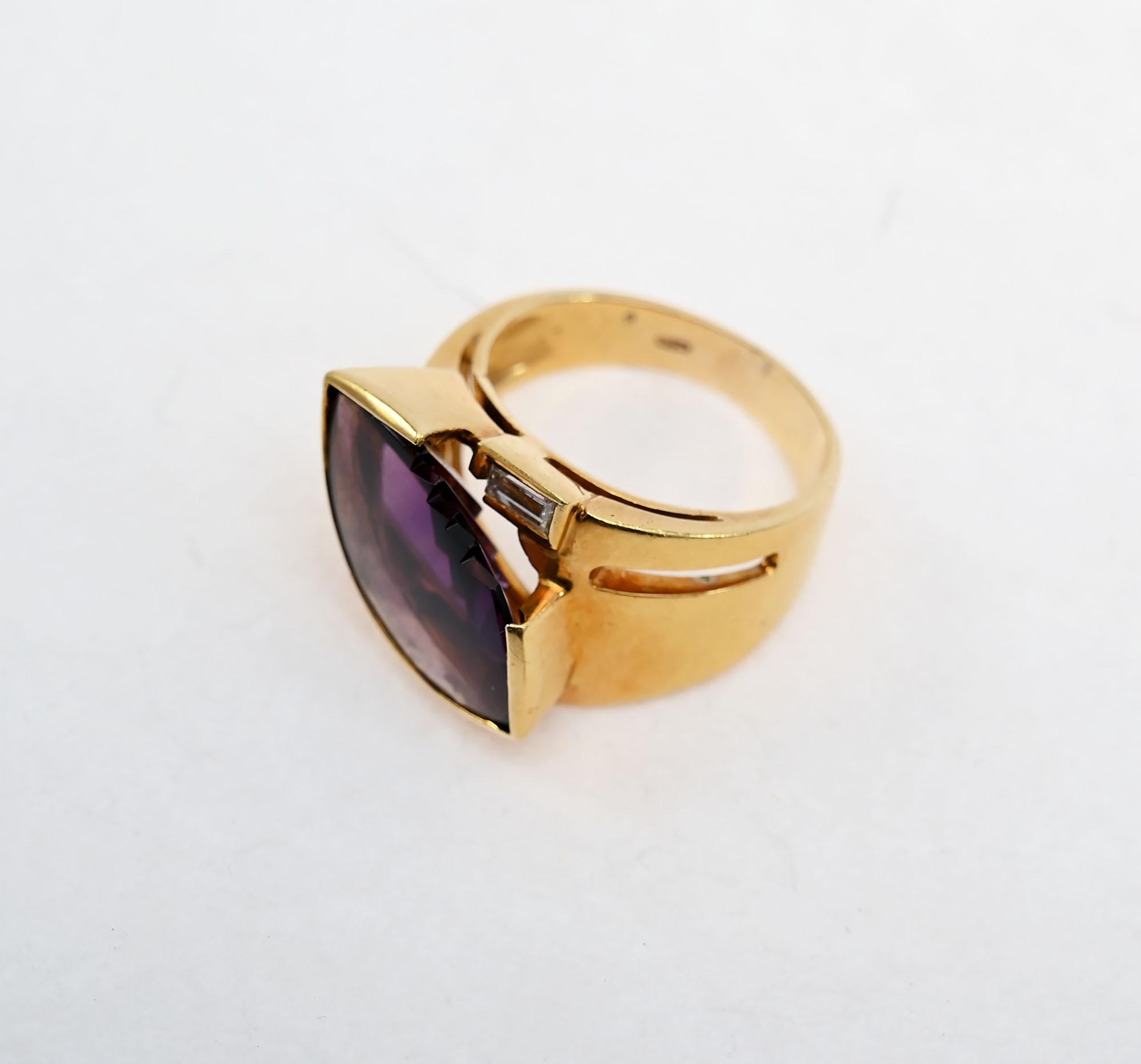 H. Stern Gold und Amethyst Ring (Halbmondschliff) im Angebot