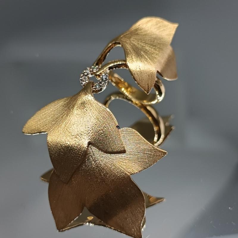 H. Stern Gold Ring Leaf Shape with Diamonds In New Condition For Sale In BILBAO, ES