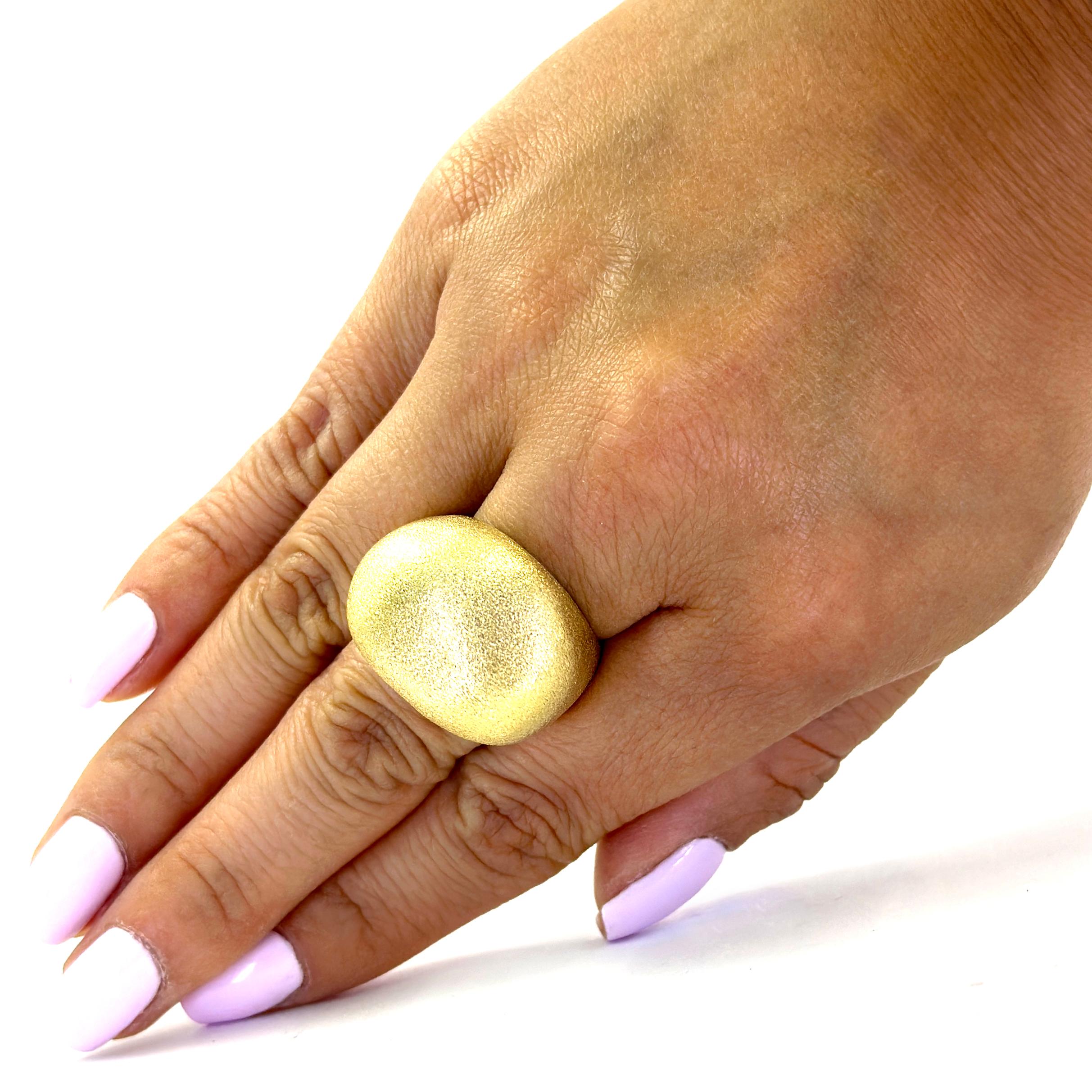 H. Stern 18 Karat Gelbgold Golden Stones Collection'S Dome Ring mit einer strukturierten Oberfläche. Aktuelle MSRP über $5.000! Fingergröße 7. Sizing Service enthalten auf Anfrage vor der Auslieferung. Das fertige Gewicht beträgt 25,7 Gramm.