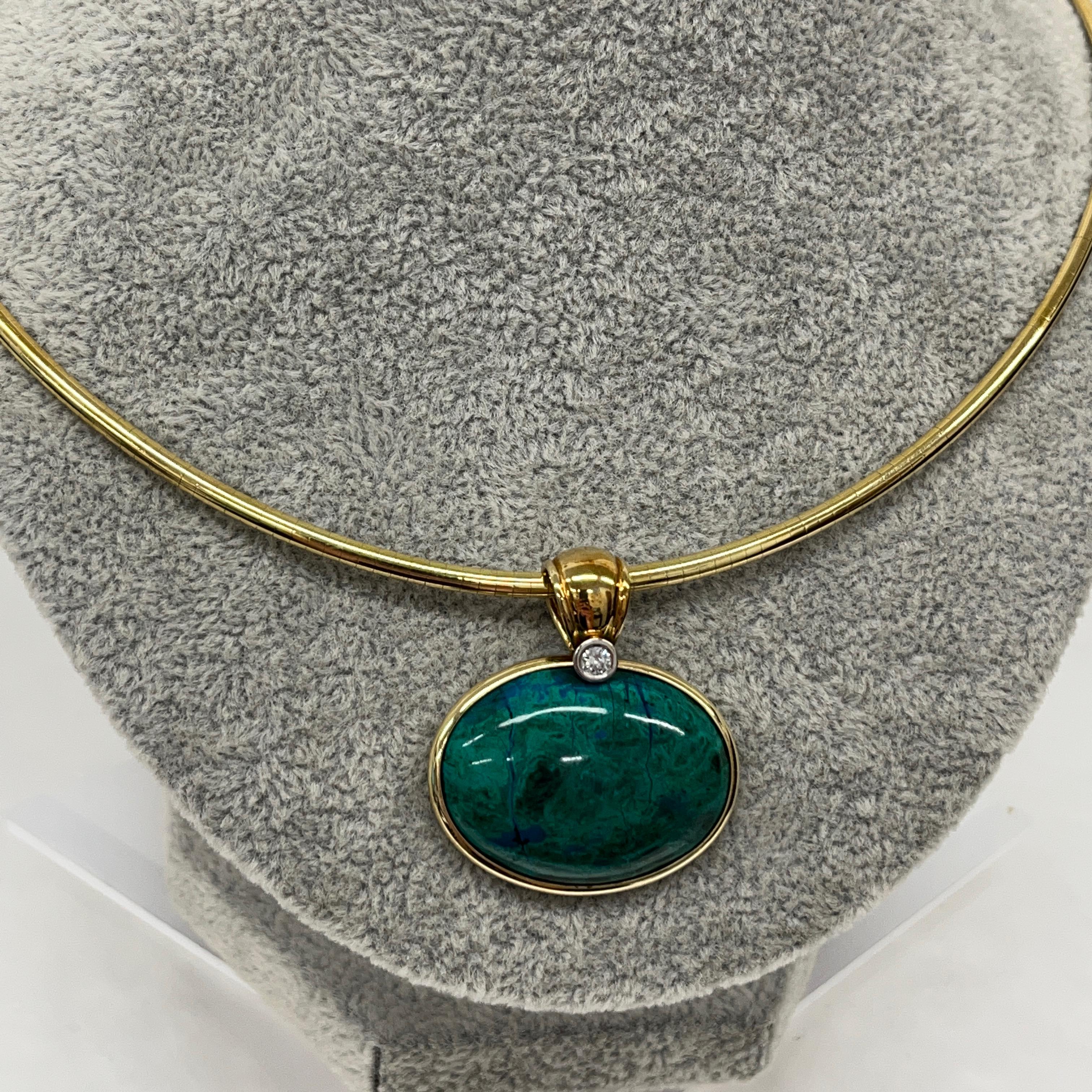 Un design distintivo e lussuoso di H. Stern, 
questa elegante collana girocollo presenta un ricco pendente di malachite verde con un diamante da 0,10 carati.
Il ciondolo è realizzato in oro giallo 14 ct. 
ed è sospesa a una catena solida in oro