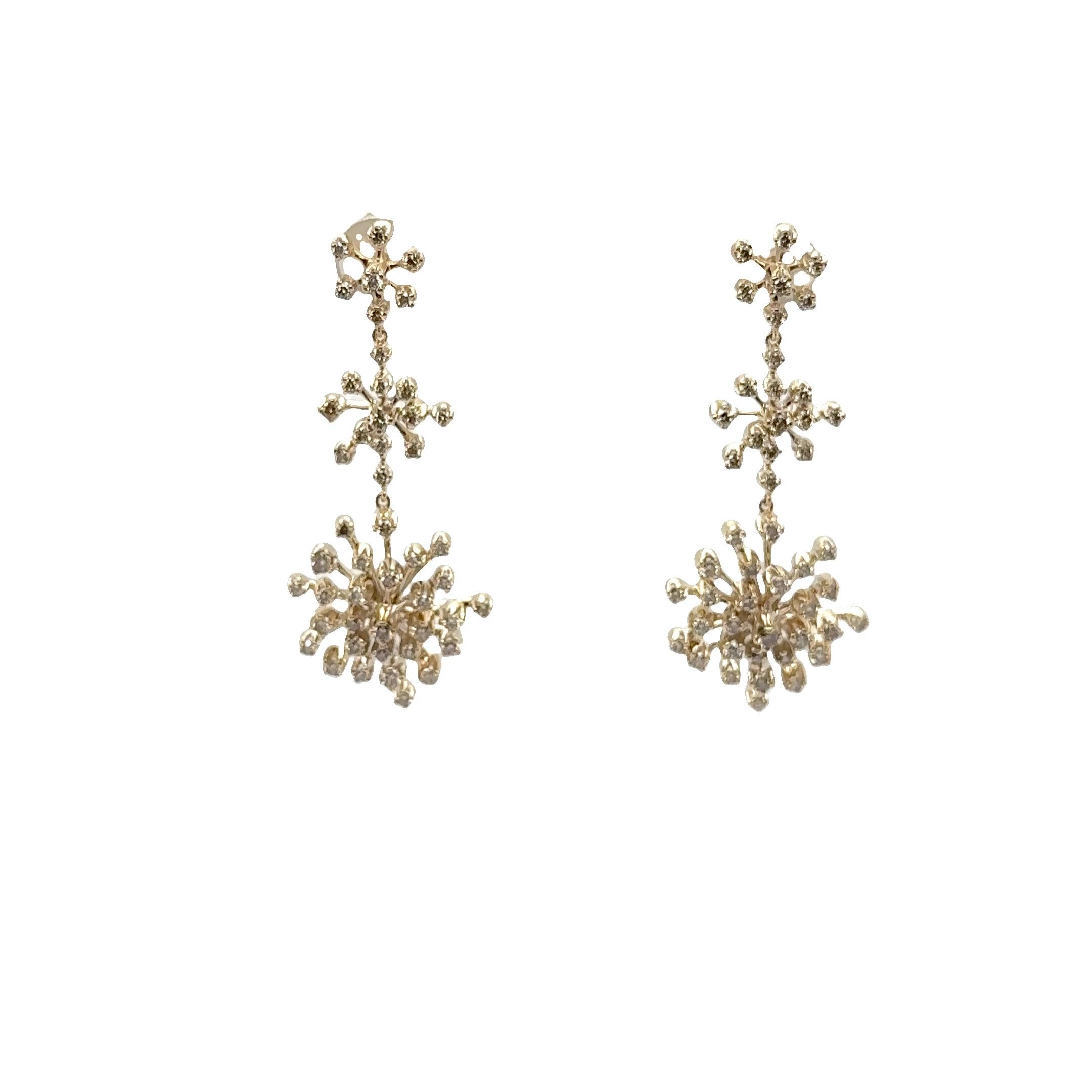 Donna H. Stern Noble Orecchini a goccia con fiocco di neve in oro in vendita