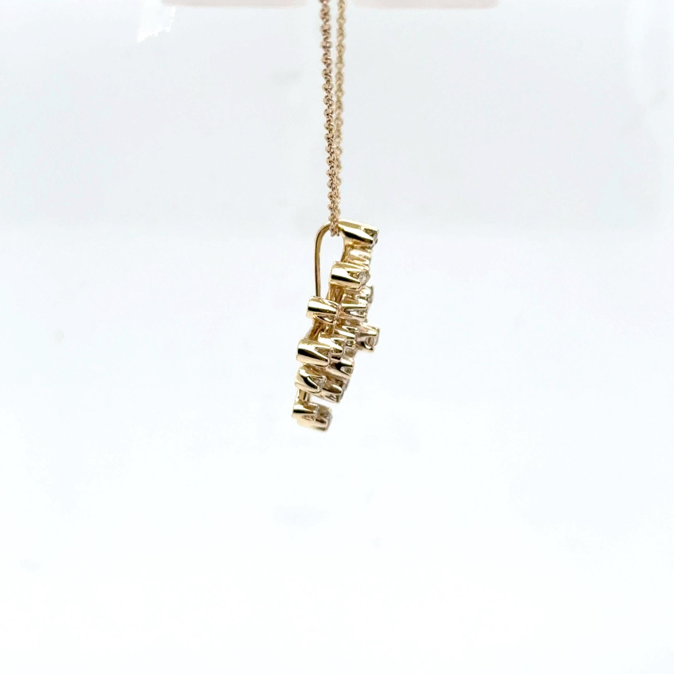 Questa splendida collana H. Stern Snowflake è realizzata in oro nobile a 18 carati di proprietà del marchio, noto per la sua tonalità luminosa e l'eccezionale durata. Il pendente presenta l'iconico motivo del fiocco di neve - uno dei design più