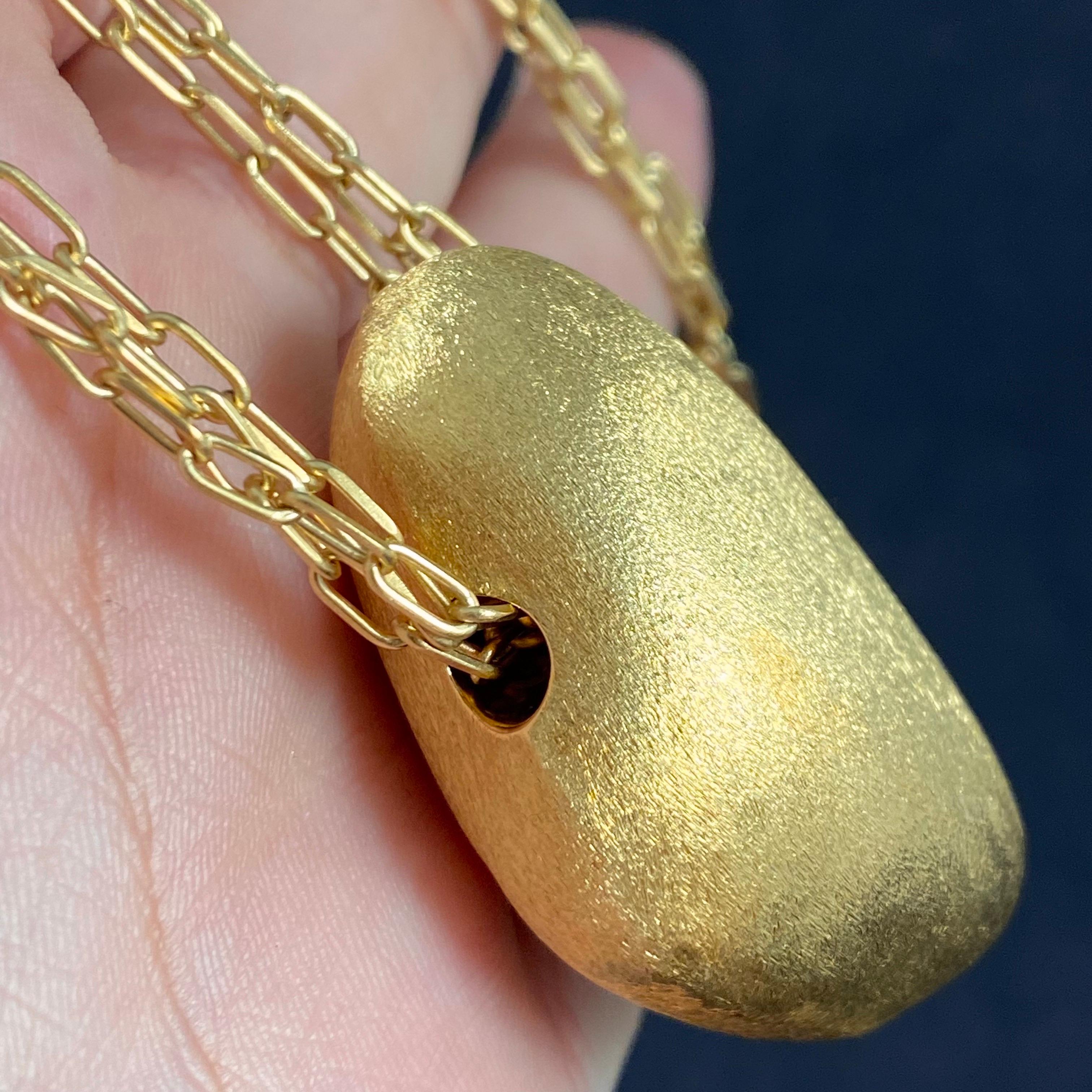 H. Stern Textured Golden Stone Pedras Roladas Maior Pendant Necklace Yellow Gold For Sale 2