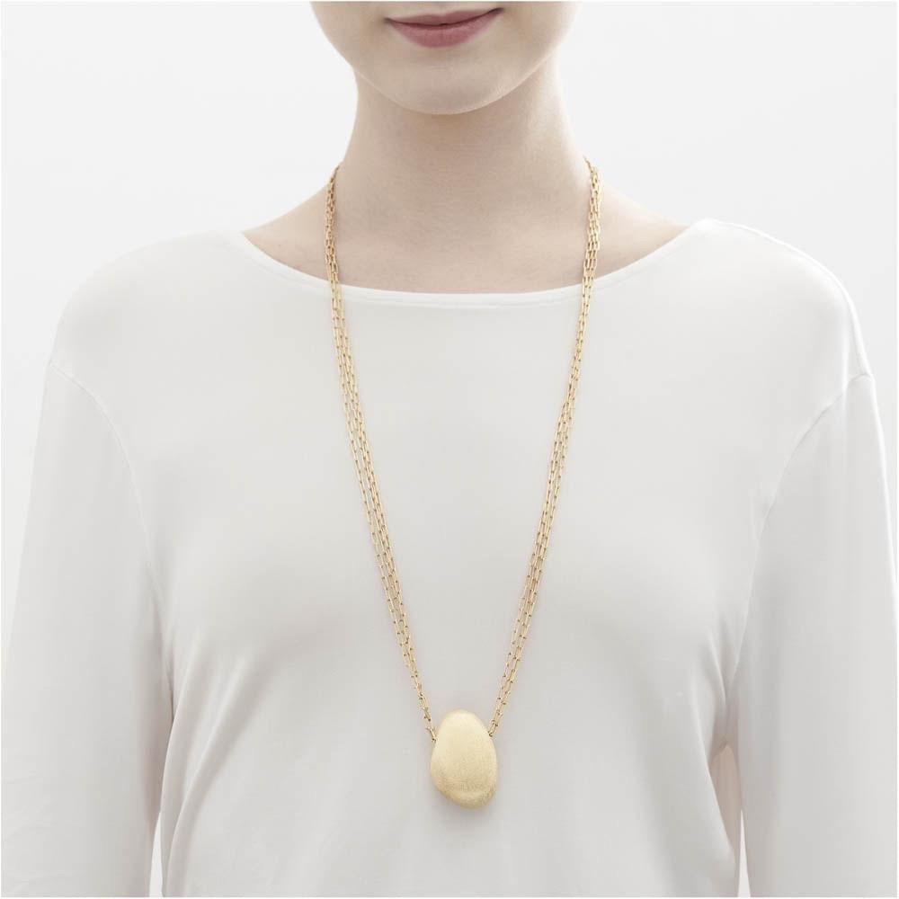 H. Stern contemporary textured golden stone pendant necklace in 18 karat yellow gold, signed, in maker’s case, Brazil, 2010s. From the brand’s “Pedras Roladas” collection, it features an unevenly-shaped textured gold pebble with an