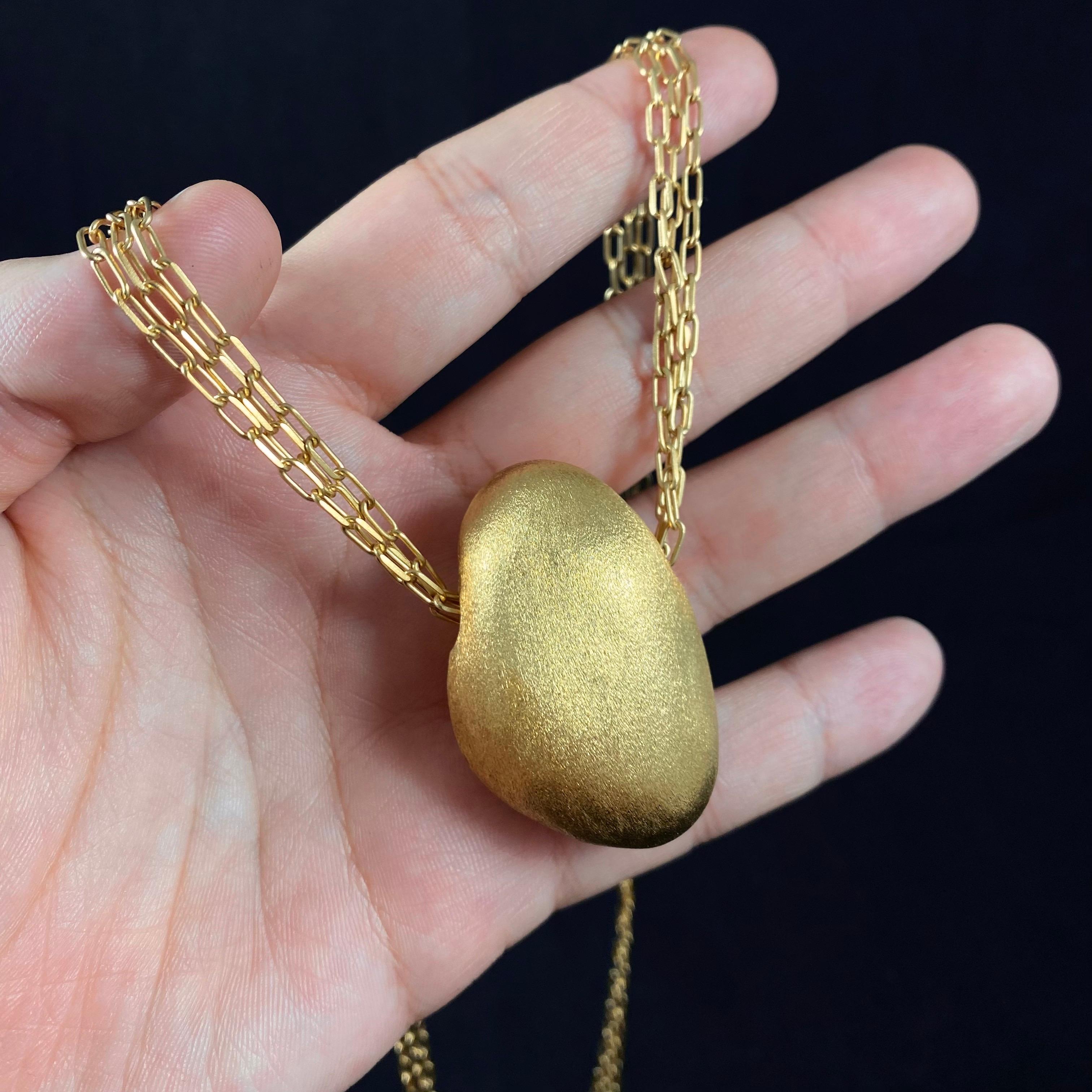 H. Stern Textured Golden Stone Pedras Roladas Maior Pendant Necklace Yellow Gold In Good Condition For Sale In Lisbon, PT