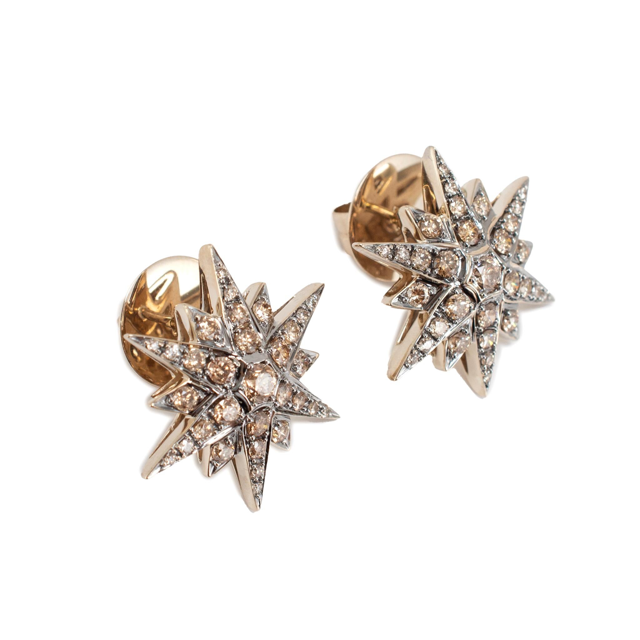 Marchio: H. Stern

Genere: Donna

Tipo di metallo: Oro nobile 18 carati 

Lunghezza: 1.00 pollici

Peso: 11,00 grammi

Un paio di orecchini da donna H. Stern in oro giallo 18K, con diamanti e chiusura a pressione. Inciso con 