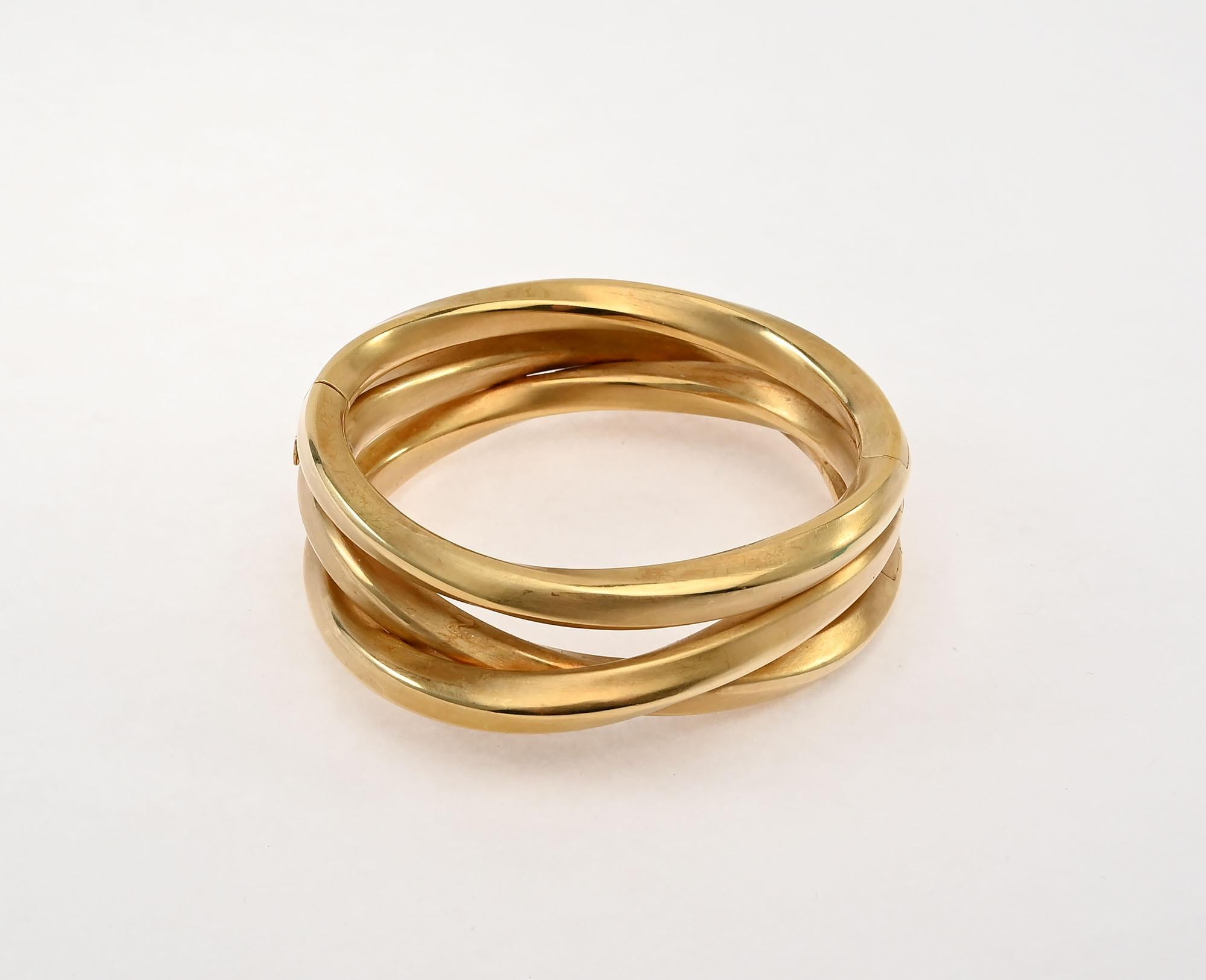 Impresionante brazalete de oro de 18 quilates del joyero más famoso de Brasil, H. Stern. Tres círculos se retuercen y  gira para crear diversas superficies. Cada aro está en constante movimiento, lo que da lugar a una forma muy inusual e