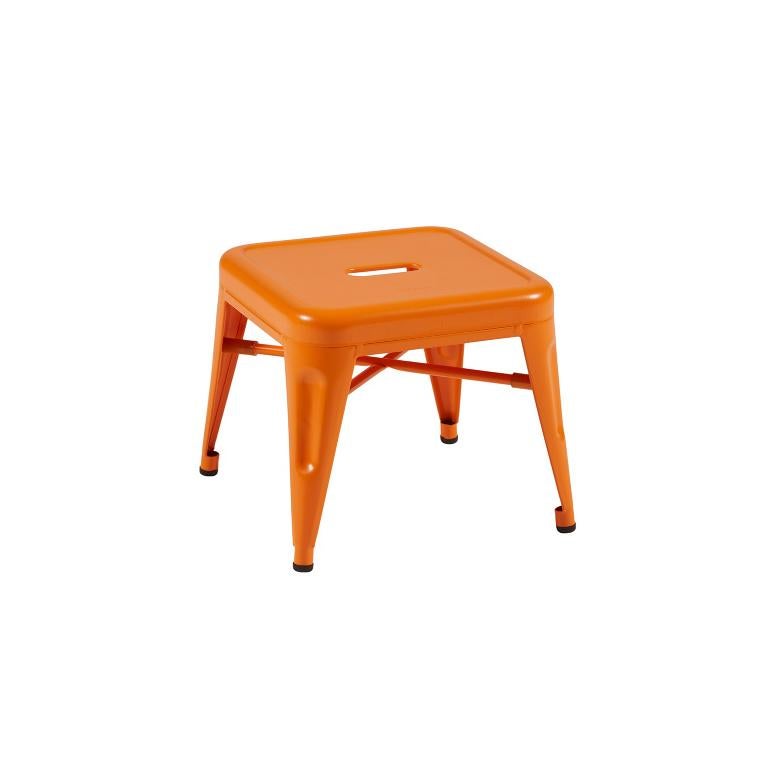 The H30 stool is the little version of the legendary «H» stool from Tolix, an emblem of the industrial esthetic that developed in the 1940s. The H30 has the same shape and characteristics: simplicity, highly resistant to wear and stackable. The low