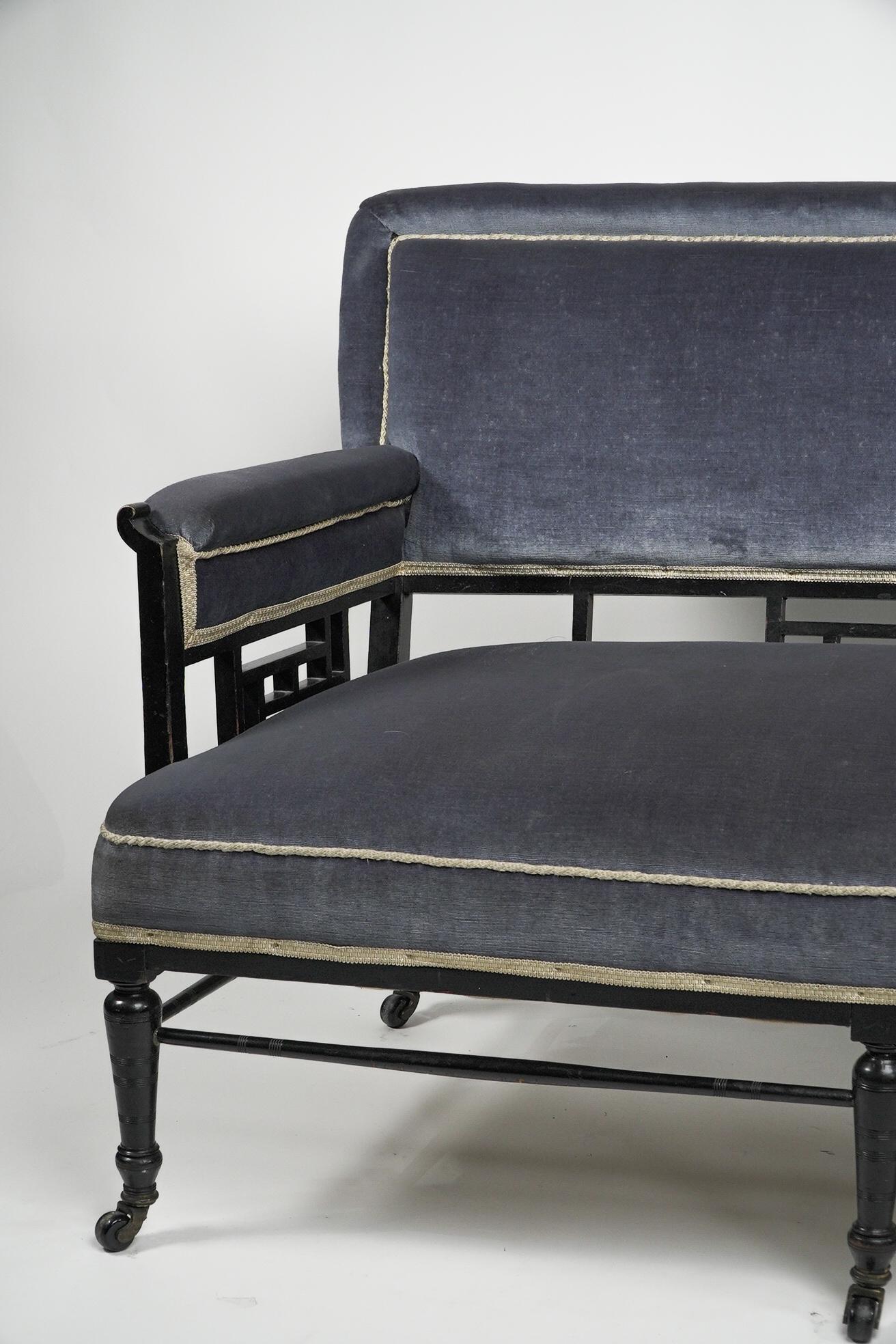 H W Batley. The Japanese settee mit Laubsägearbeiten unter der Rückenlehne und an den Armlehnen (Spätes 19. Jahrhundert) im Angebot
