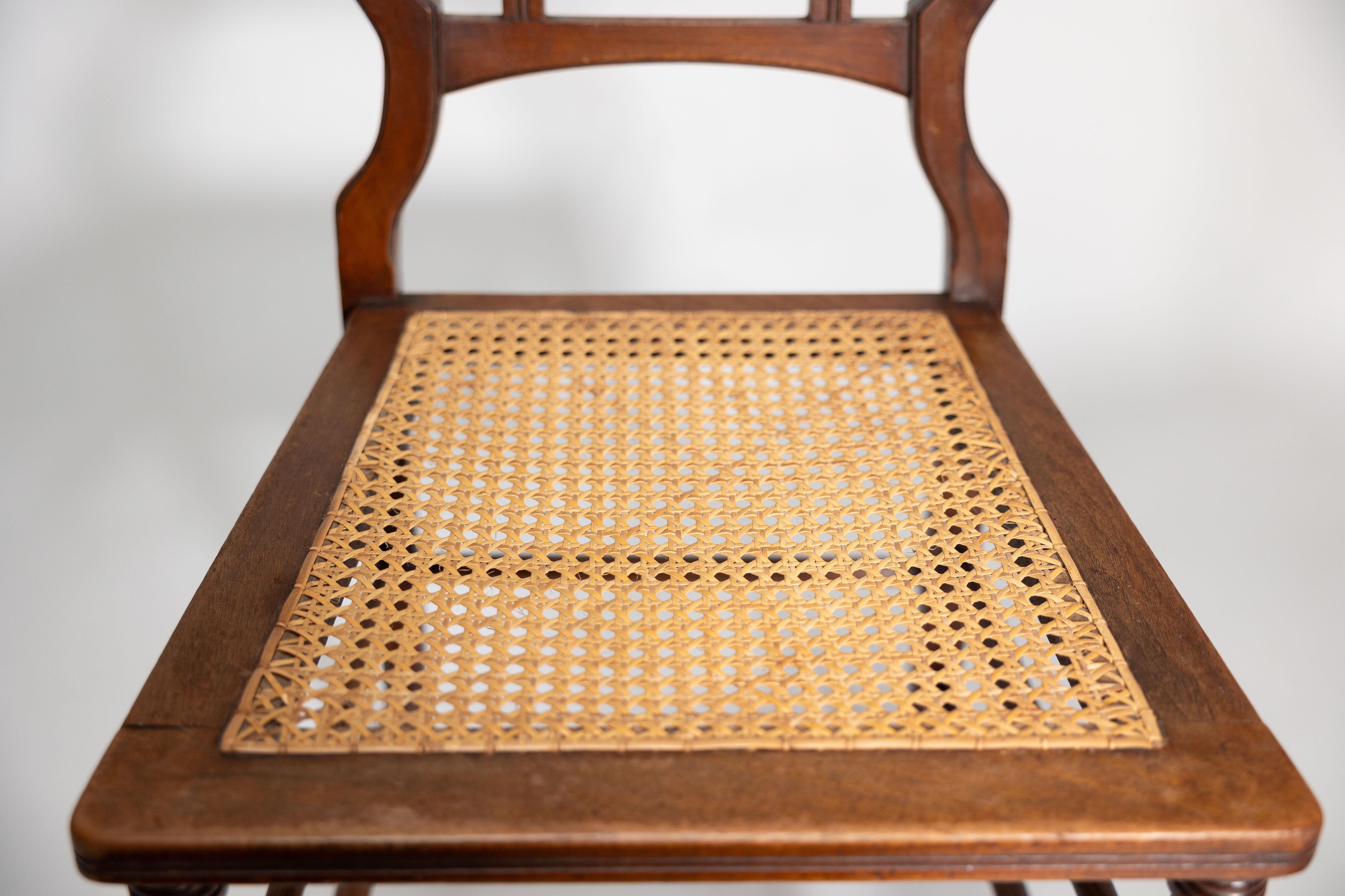 H W Batley attr. Beeche Paire de chaises en hêtre à assise cannée Aesthetic Movement en vente 5