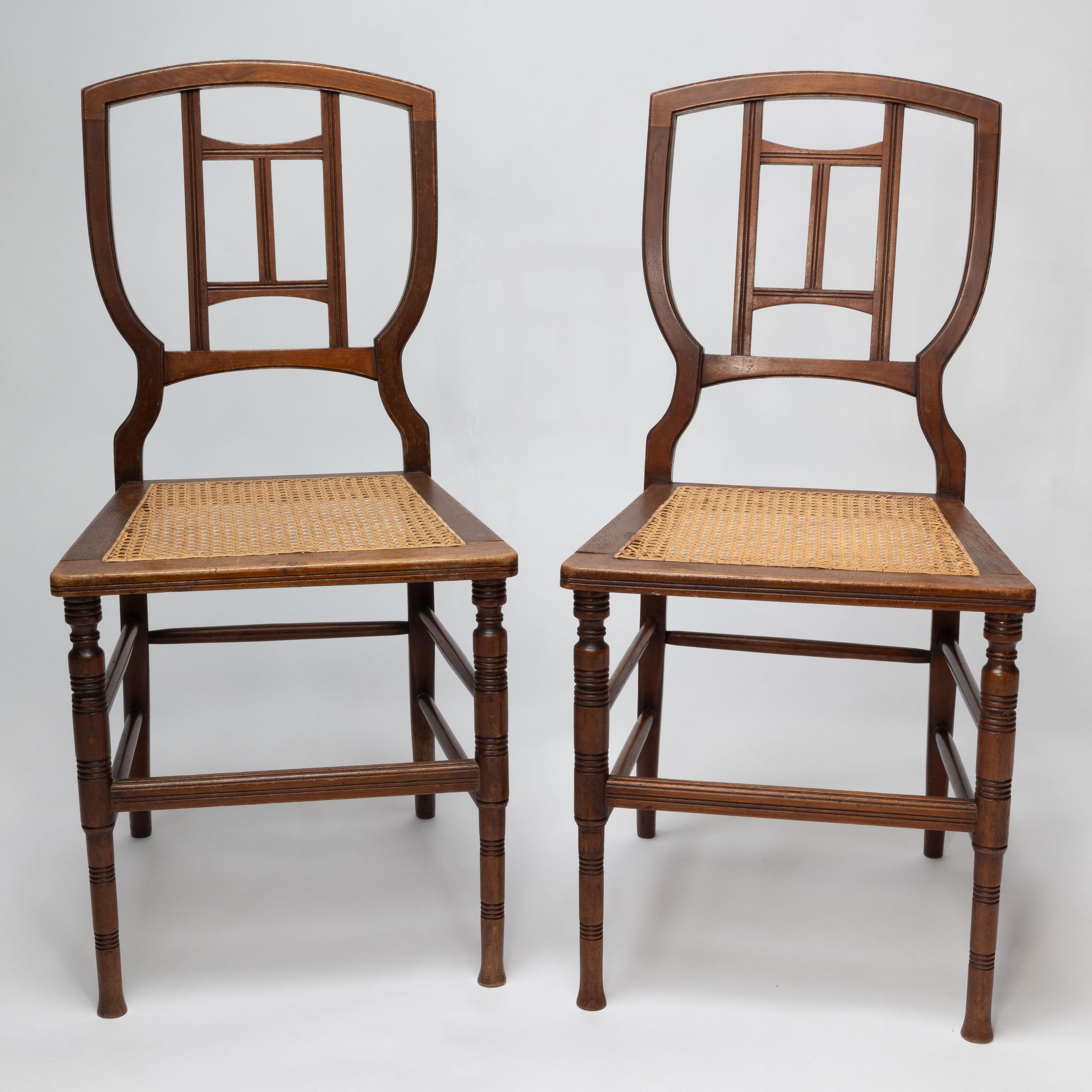 Henry William Batley zugeschrieben für Jas Shoolbred & Co. Ein Paar Beistellstühle aus Buche mit Rohrsitz aus der Ästhetischen Bewegung. 
Unter dem Sitz gestempelt Jas Shoolbred und die Produktionsnummer 820
