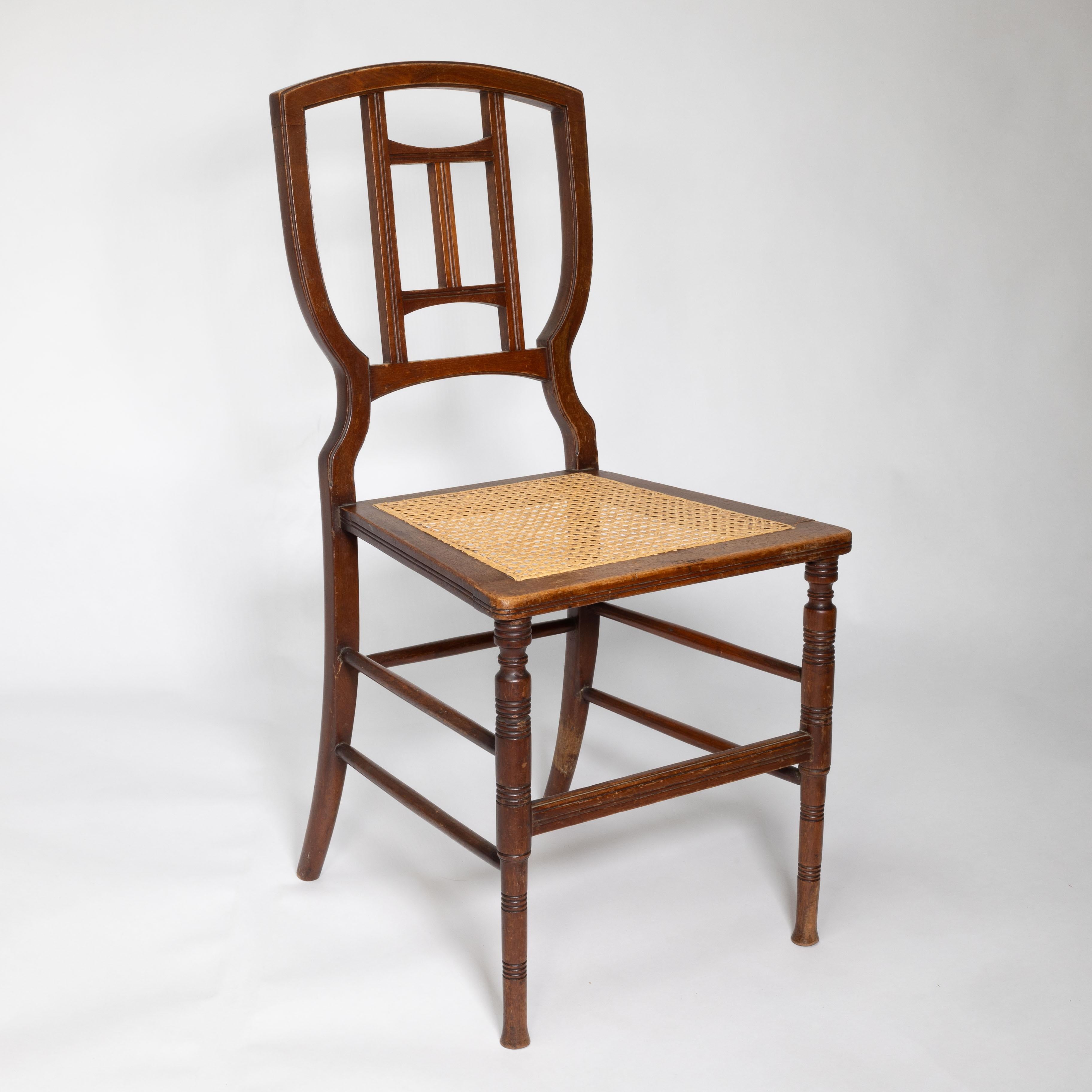 Anglais H W Batley attr. Beeche Paire de chaises en hêtre à assise cannée Aesthetic Movement en vente