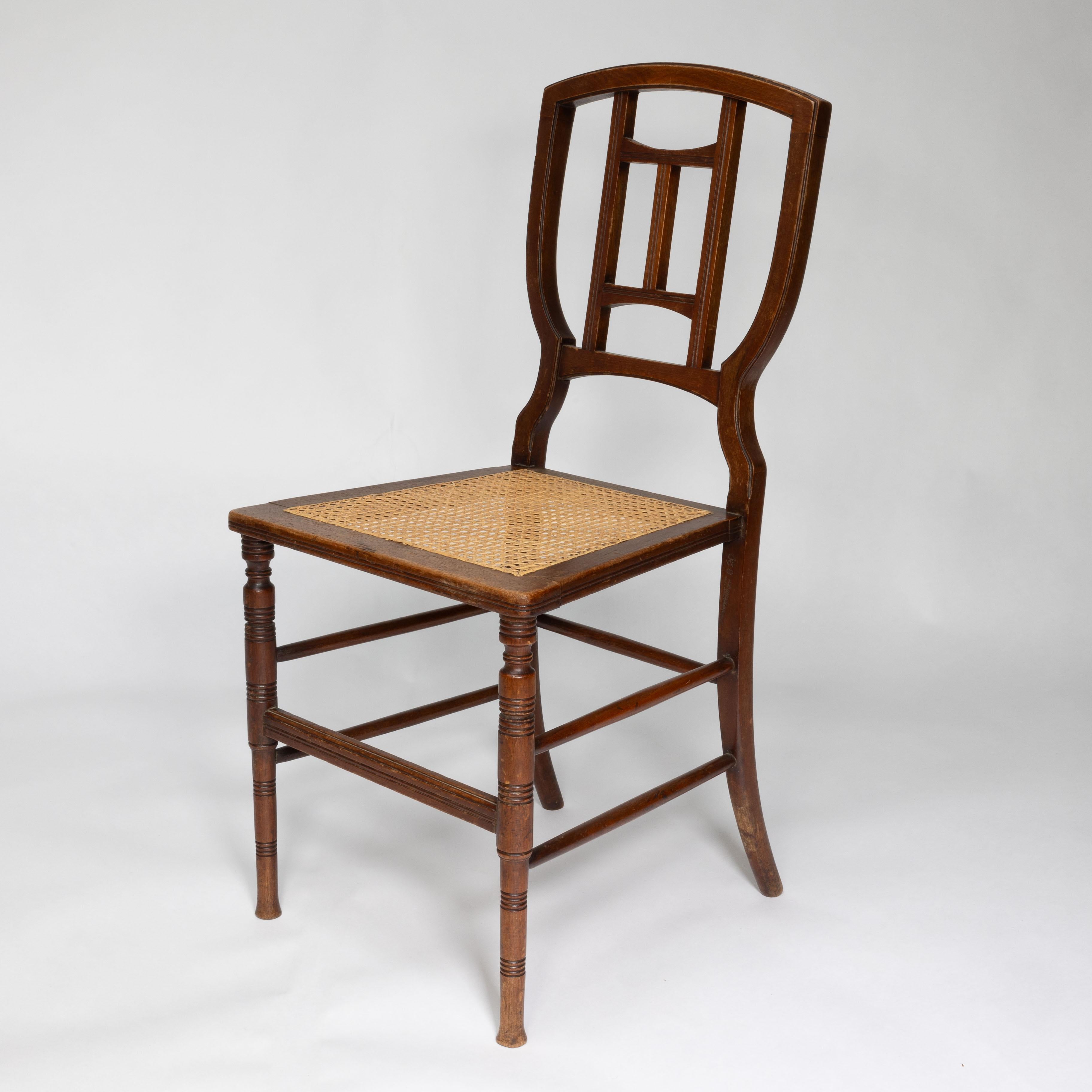 H W Batley attr. Jas Shoolbred Ein Paar Aesthetic Movement Stühle aus Buche mit Rohrsitz (Spätes 19. Jahrhundert) im Angebot