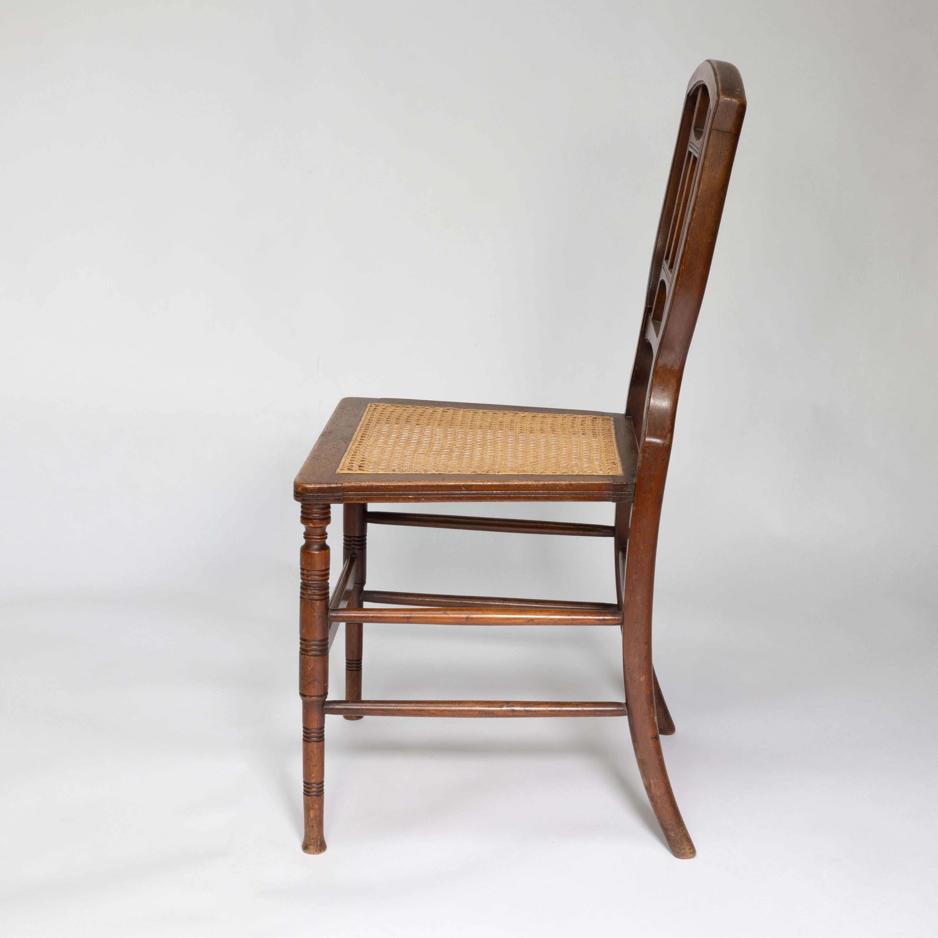 Hêtre H W Batley attr. Beeche Paire de chaises en hêtre à assise cannée Aesthetic Movement en vente
