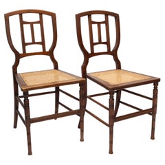 H W Batley zugeschrieben. Ein Paar Aesthetic Movement Beistellstühle aus Buche mit Rohrsitz