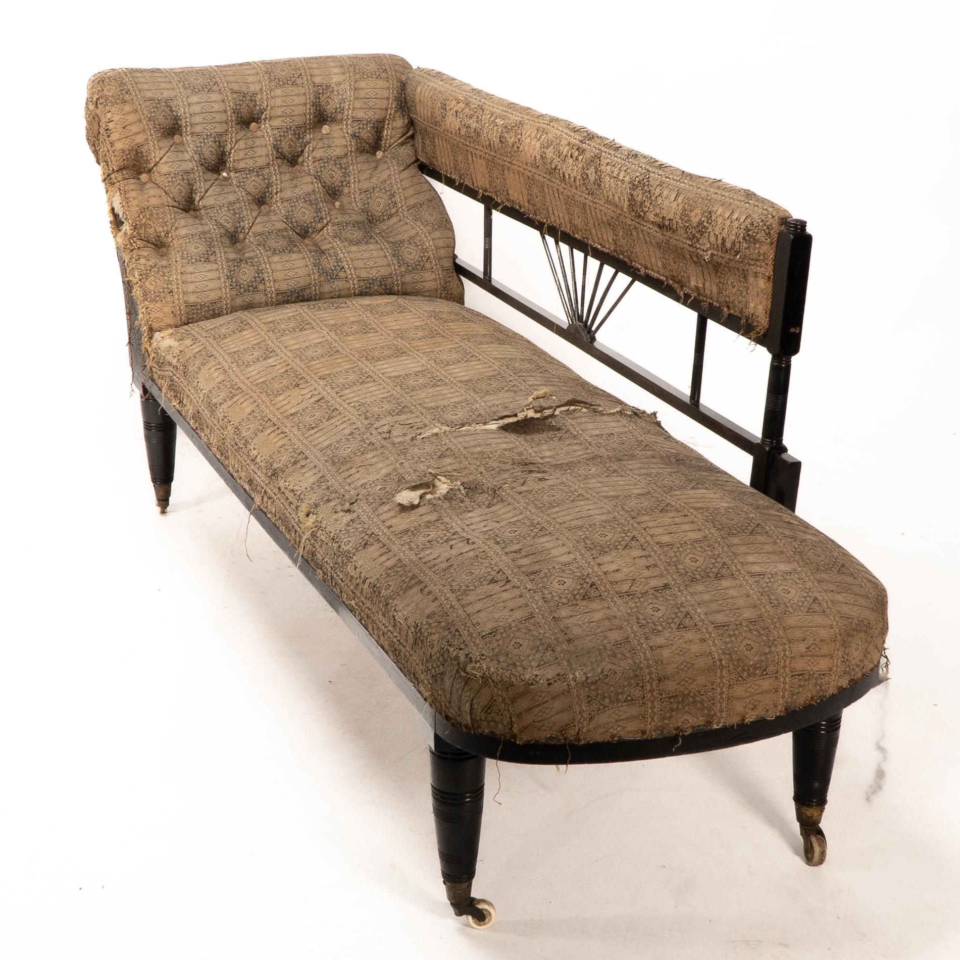 H W Batley (zugeschrieben). Ein anglo-japanisches ebonisiertes Chaiselongue- oder Tagesbett (Anglo-japanisch) im Angebot