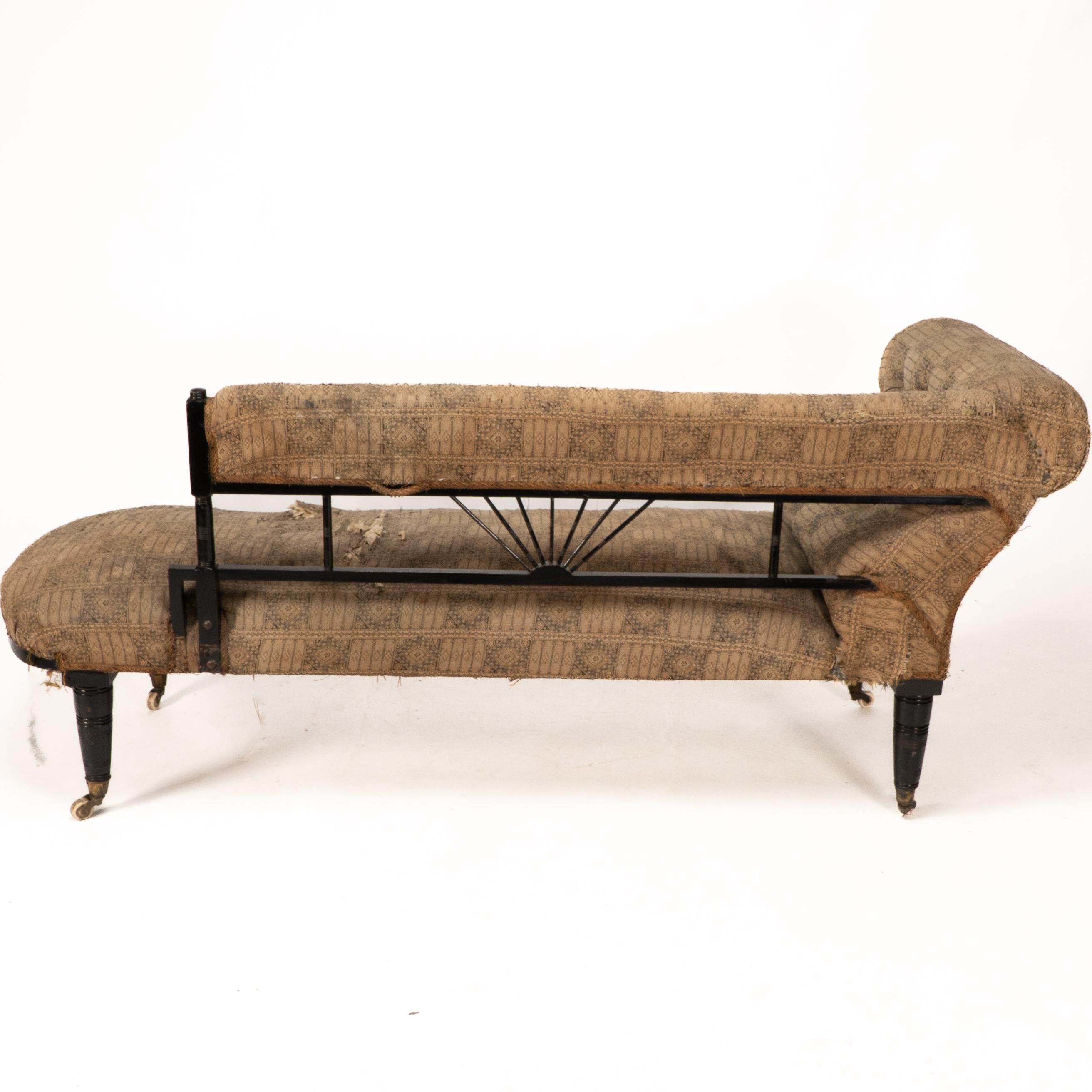 H W Batley (zugeschrieben). Ein anglo-japanisches ebonisiertes Chaiselongue- oder Tagesbett (Ebonisiert) im Angebot