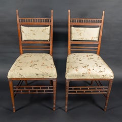 H. W. Batley pour Collinson & Lock. Paire de chaises d'appoint Aesthetic Movement