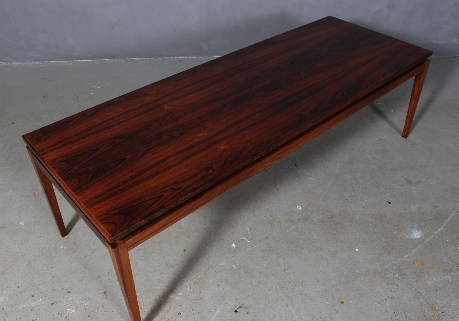 Table basse Johannes Andersen en bois de rose.

 