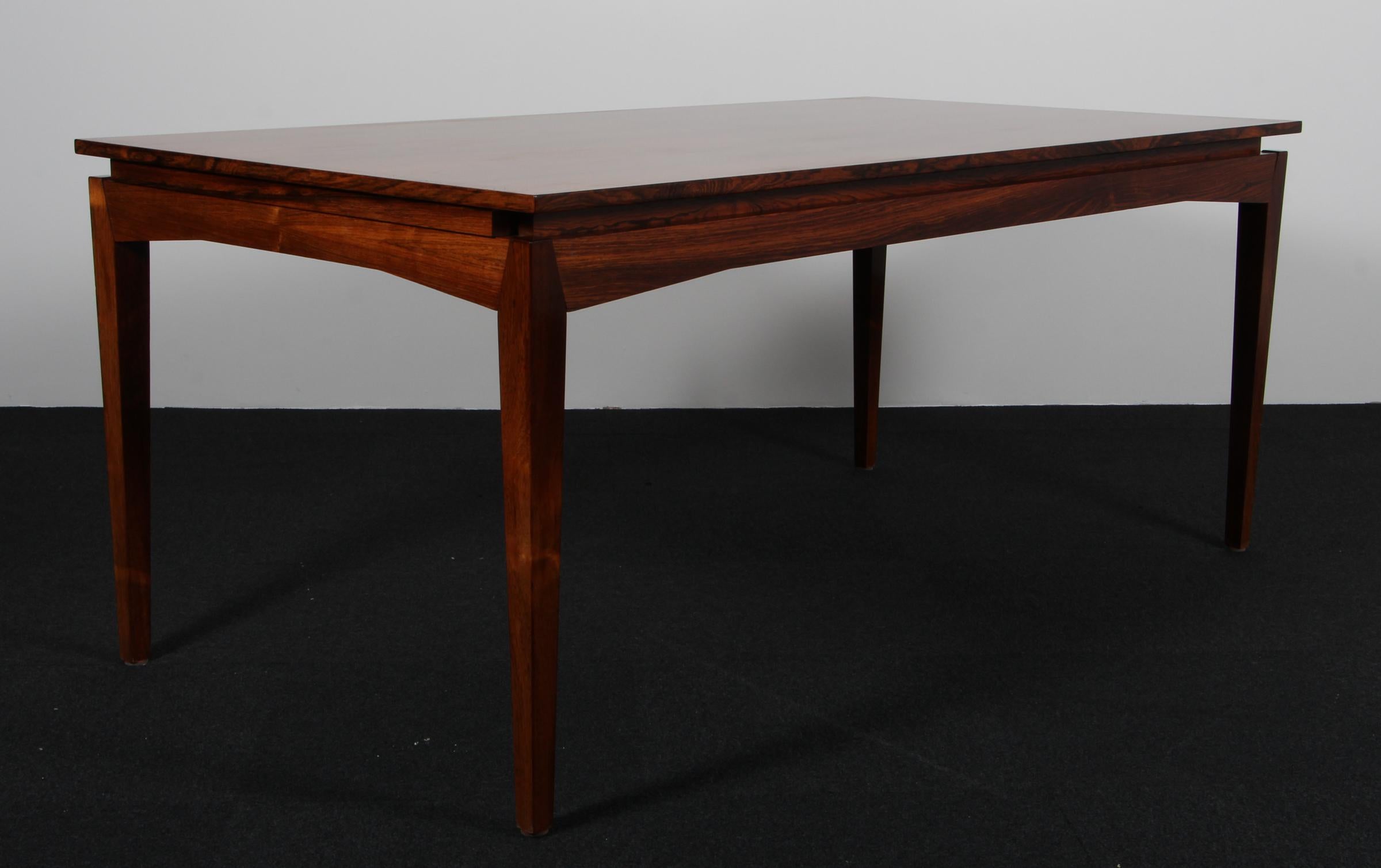 H. Table de salle à manger en palissandre de Klein. Deux rallonges.

Fabriqué par Bramin.

 