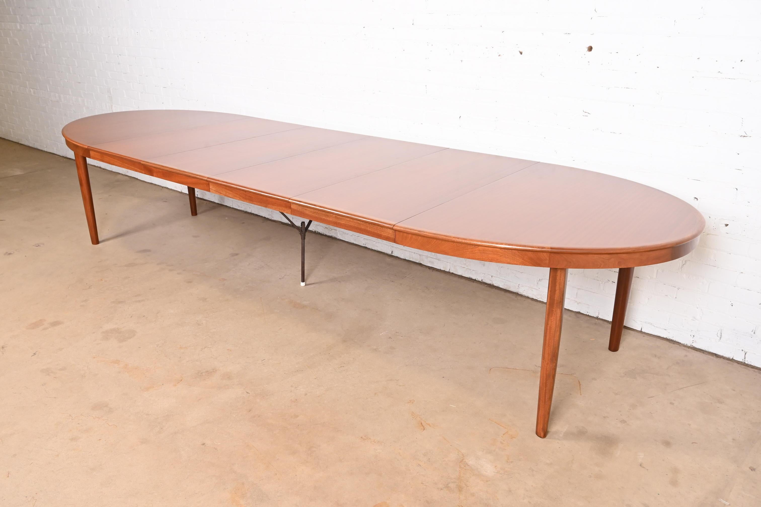Exceptionnelle table à manger à rallonge en teck de style moderne danois du milieu du siècle dernier

Par H.W. Klein pour Bramin Møbler

Danemark, Vers 1960

Dimensions : 65 