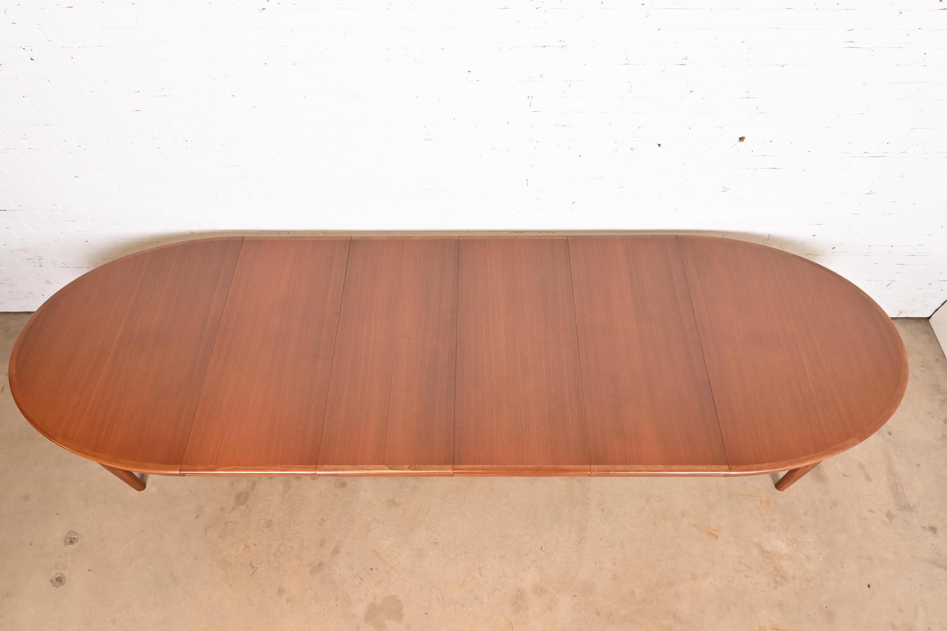 Milieu du XXe siècle H. A. Klein pour Bramin Møbler Table de salle à manger à rallonge en teck, moderne et danoise en vente