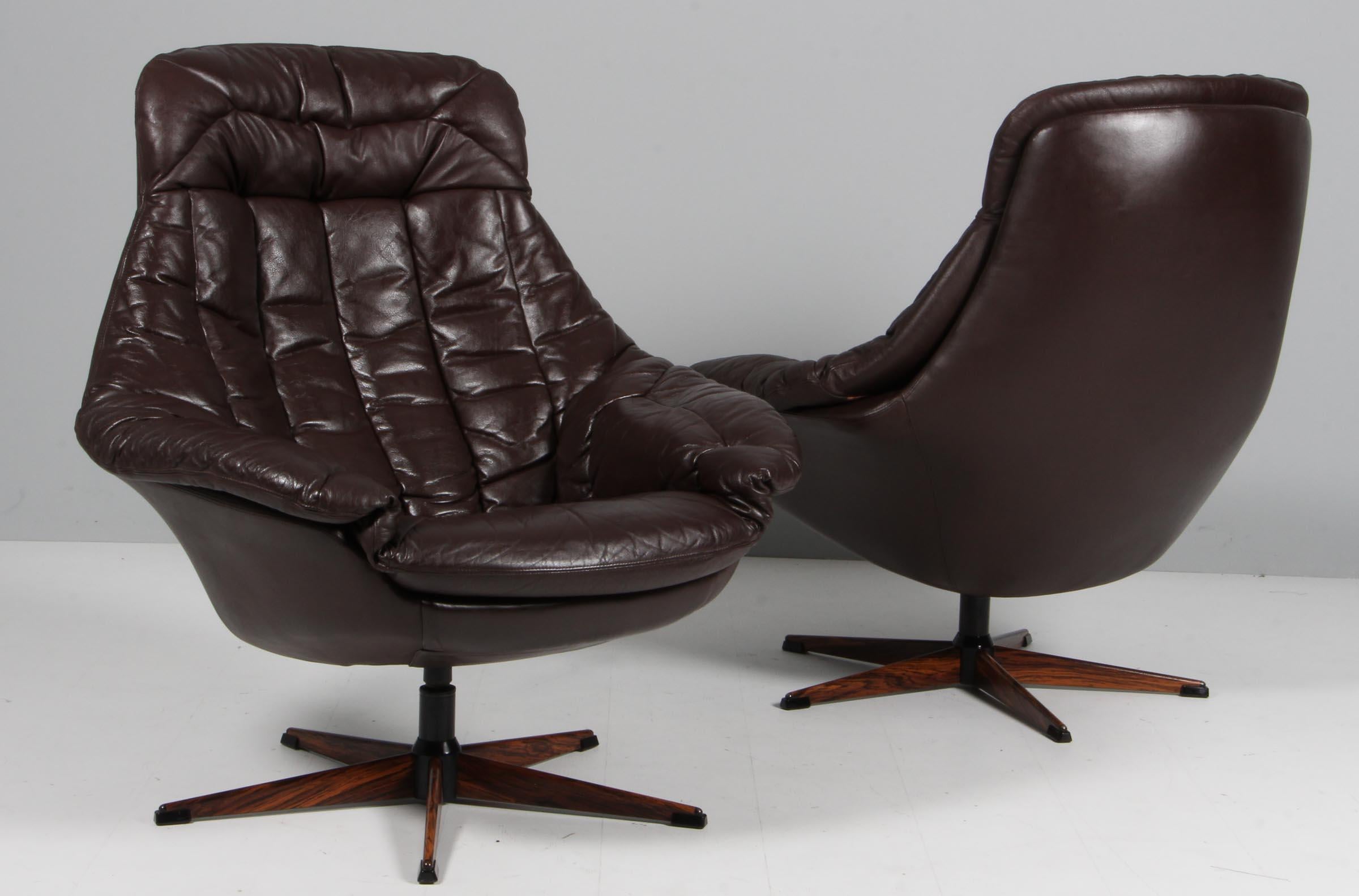 H. W. Klein lounge chair in brown leather.

Swivel base with rosewood look.

Model Silhouette, made by Bramin