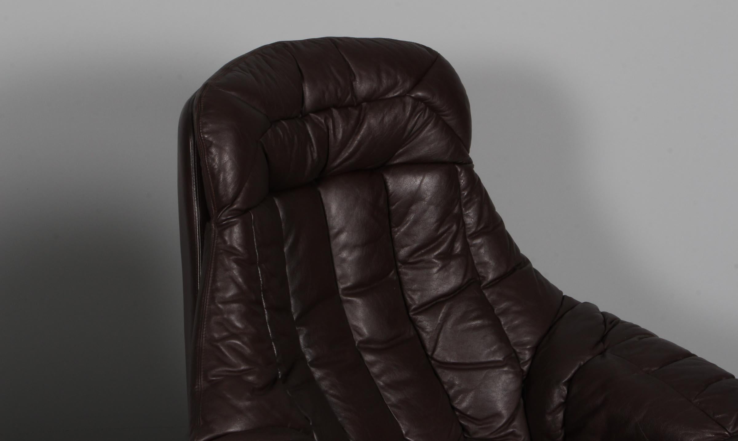 Scandinave moderne H. A. Klein Lounge Chair silhouette mode en cuir brun et base pivotante en vente