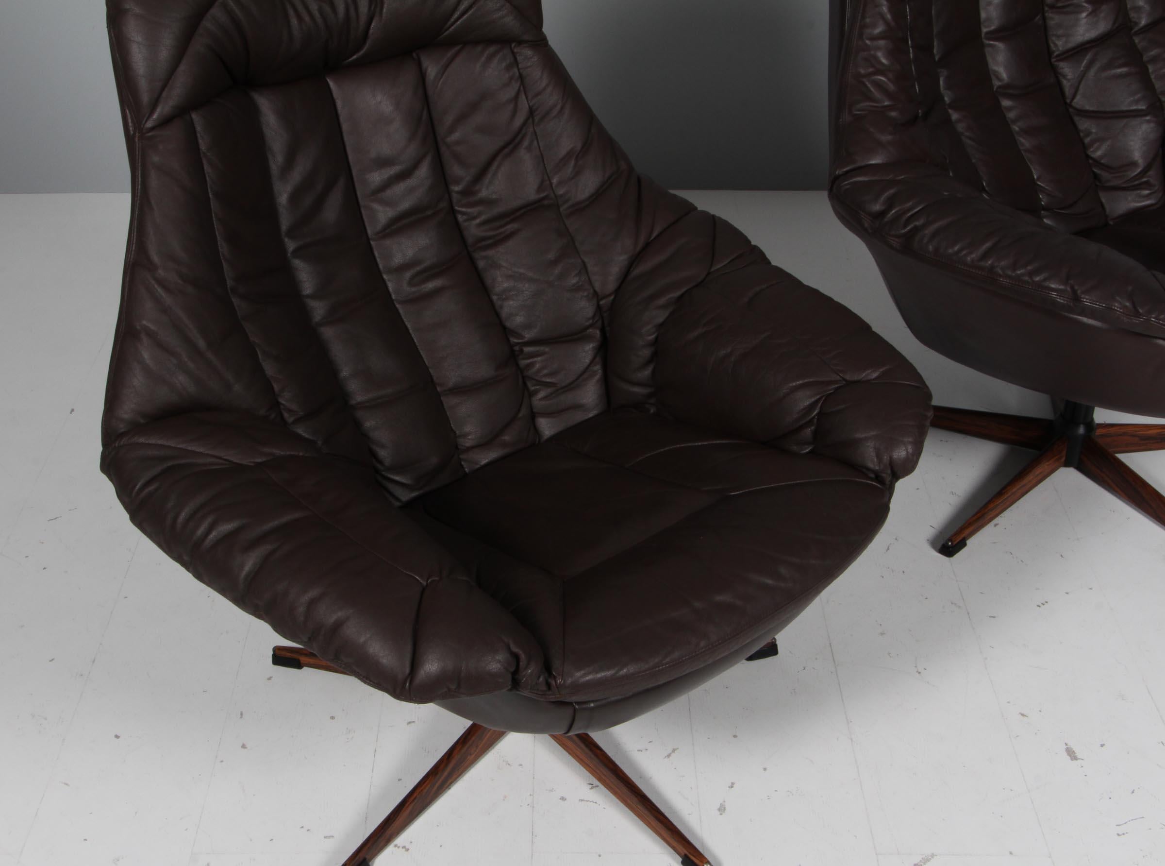 Danois H. A. Klein Lounge Chair silhouette mode en cuir brun et base pivotante en vente