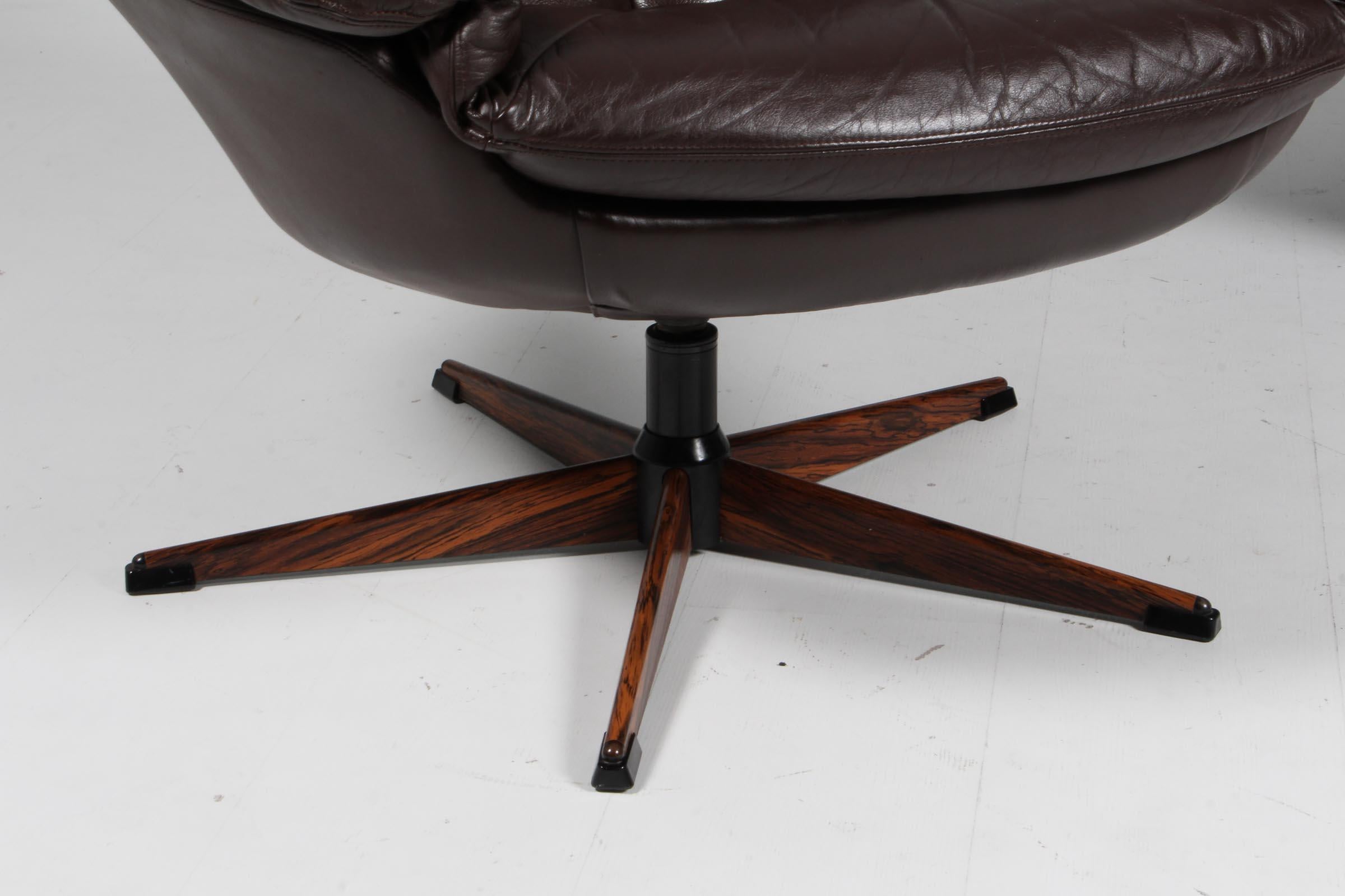 H. W. Klein Lounge Chair mode silhouette in brown leather and swivel base In Good Condition In Esbjerg, DK