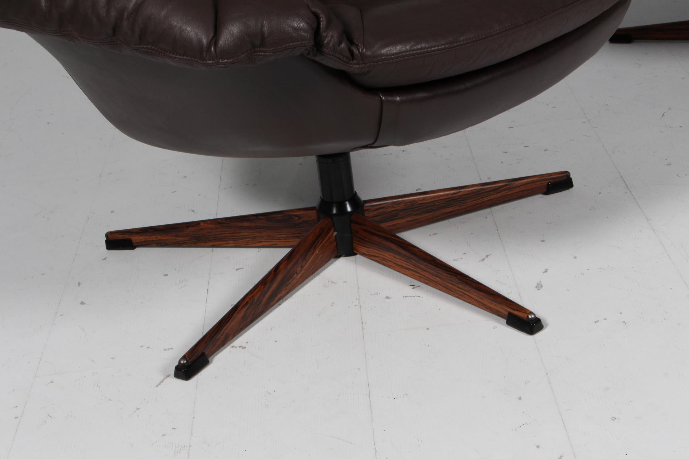 Fin du 20e siècle H. A. Klein Lounge Chair silhouette mode en cuir brun et base pivotante en vente