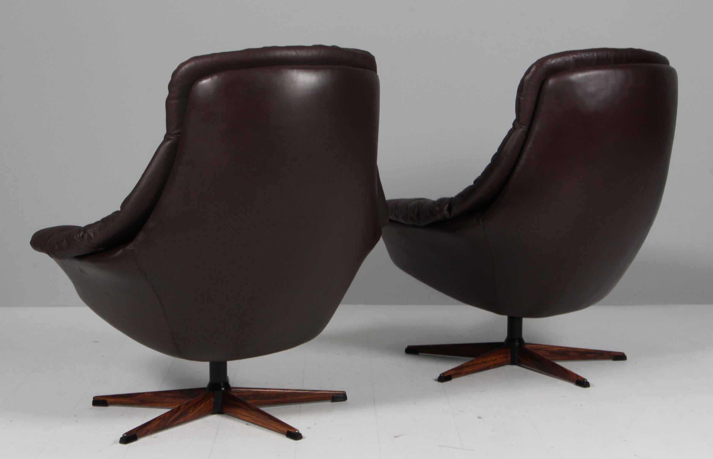 Cuir H. A. Klein Lounge Chair silhouette mode en cuir brun et base pivotante en vente
