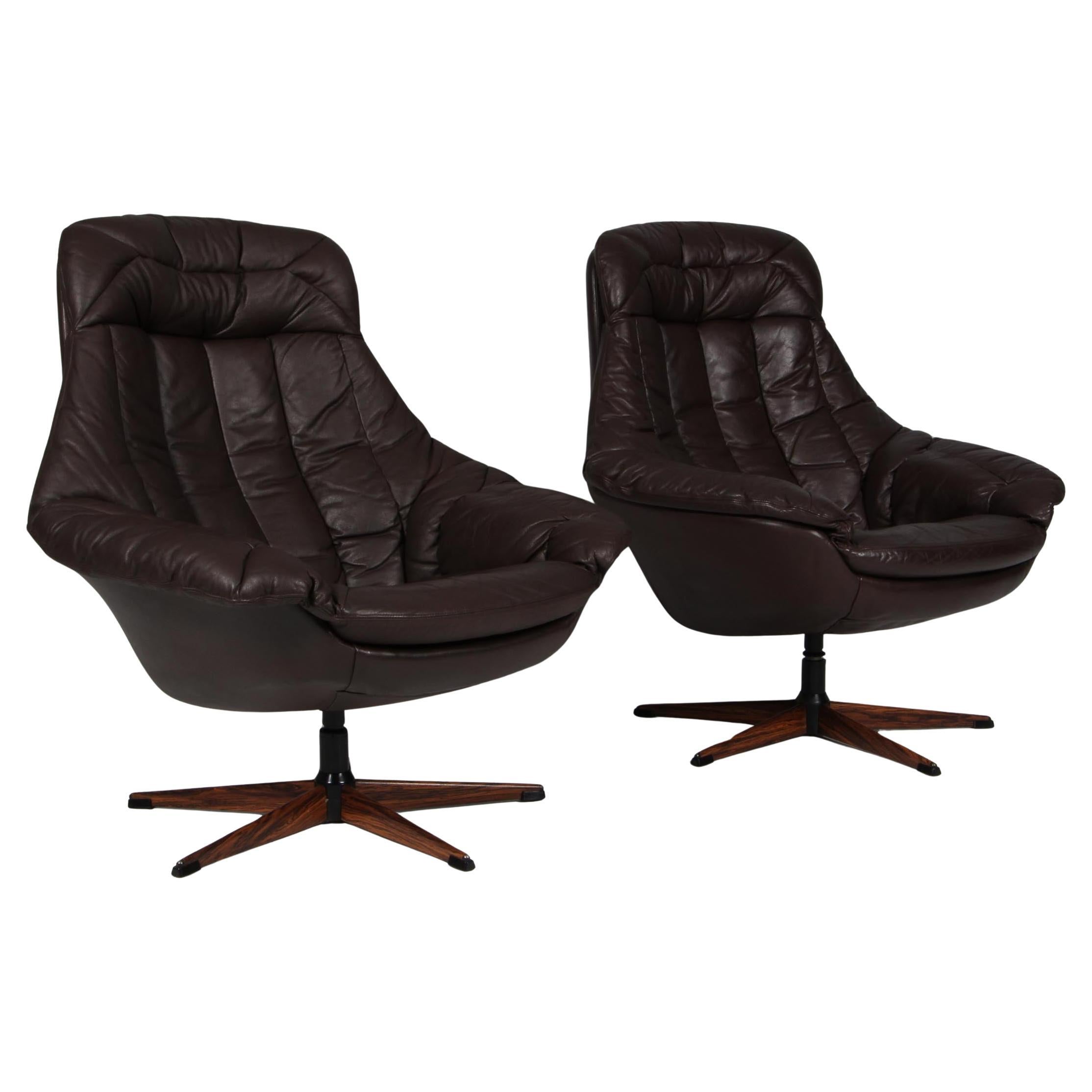 H. A. Klein Lounge Chair silhouette mode en cuir brun et base pivotante en vente