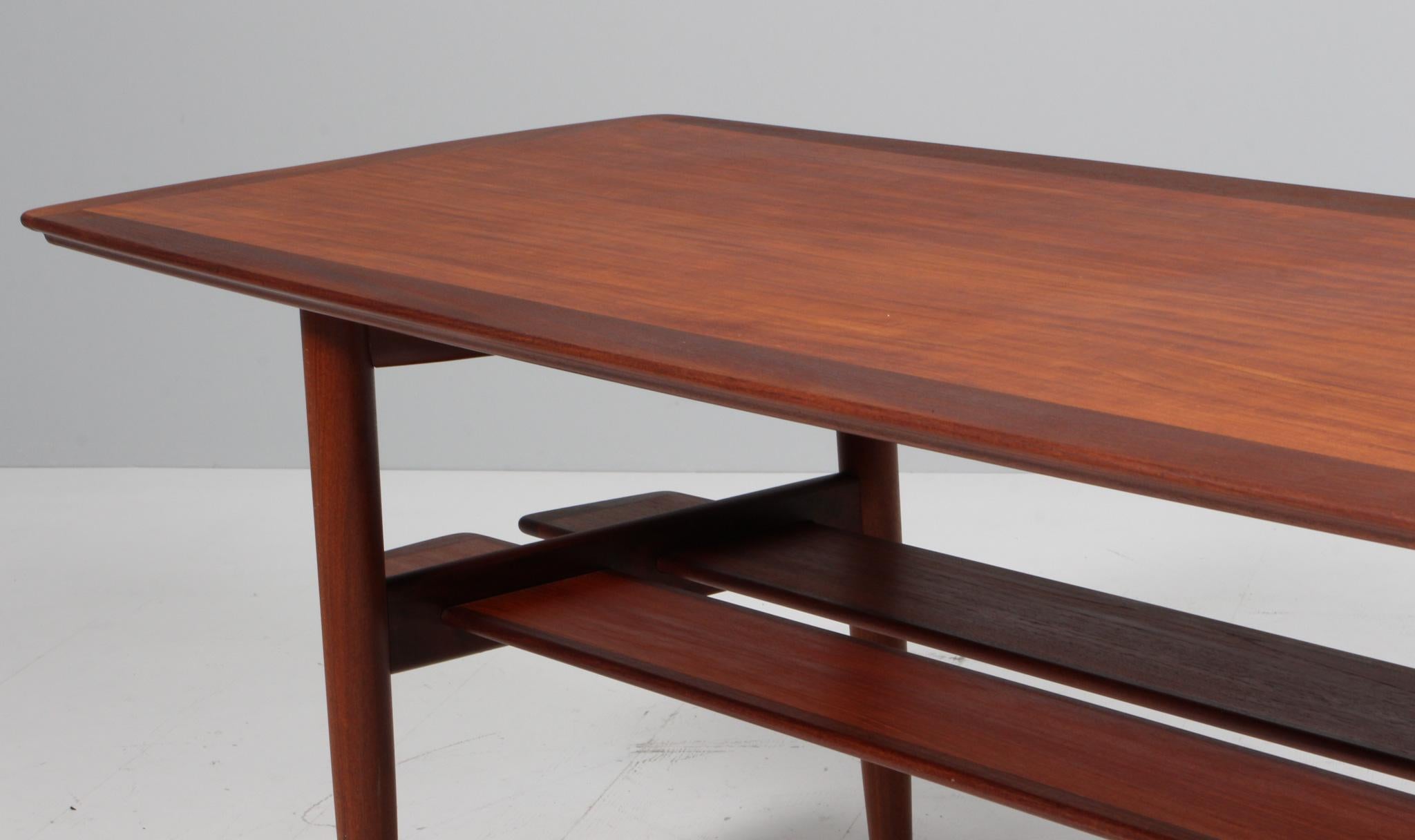 H. W. Klein round Coffee Table mediados del siglo XX en venta