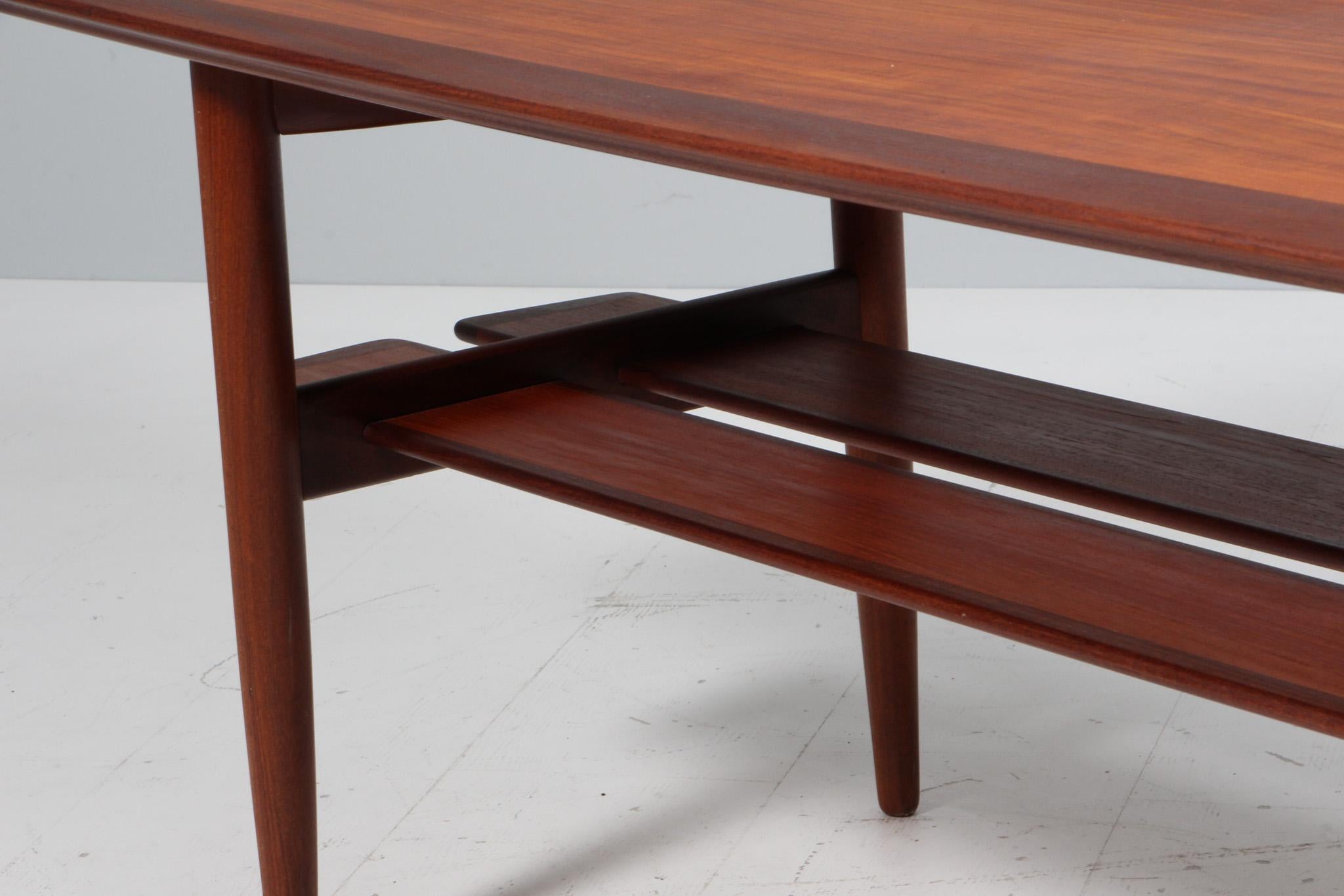 H. W. Klein round Coffee Table Teca en venta