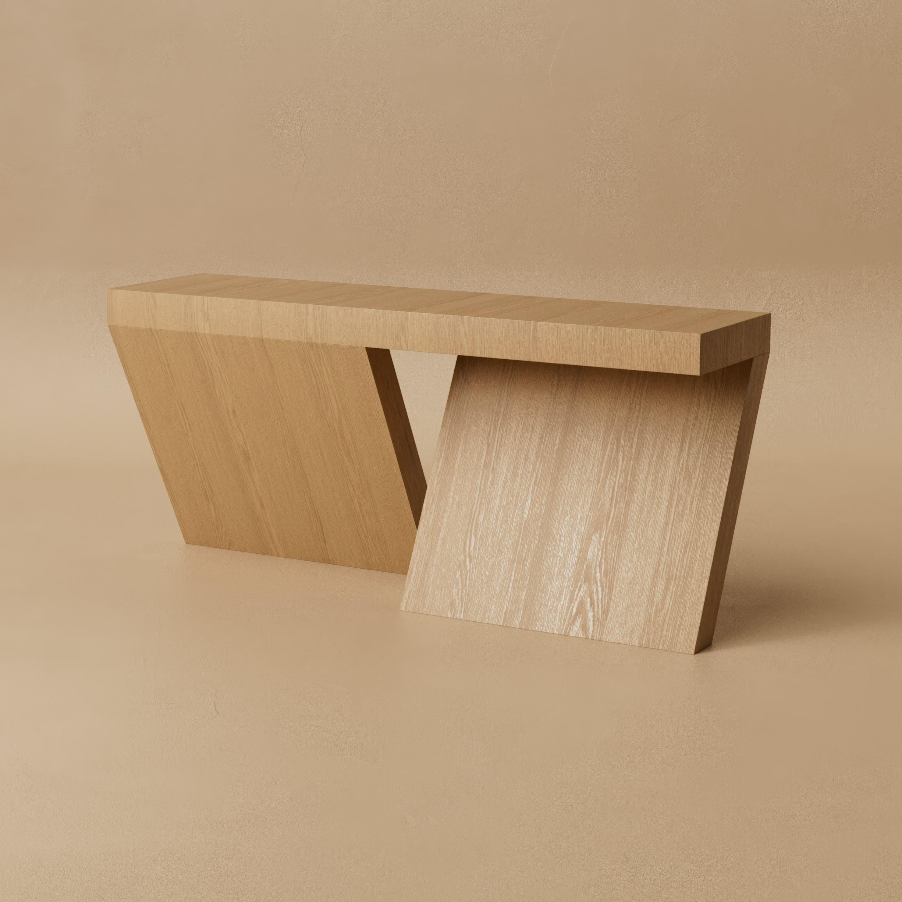 La Consola Harlow es un estudio de tensión, equilibrio y presencia escultórica. Inspirado en la arquitectura Brutalista y en el desafío a la gravedad que se encuentra en las armaduras estructurales, el diseño hace que el peso parezca flotar con