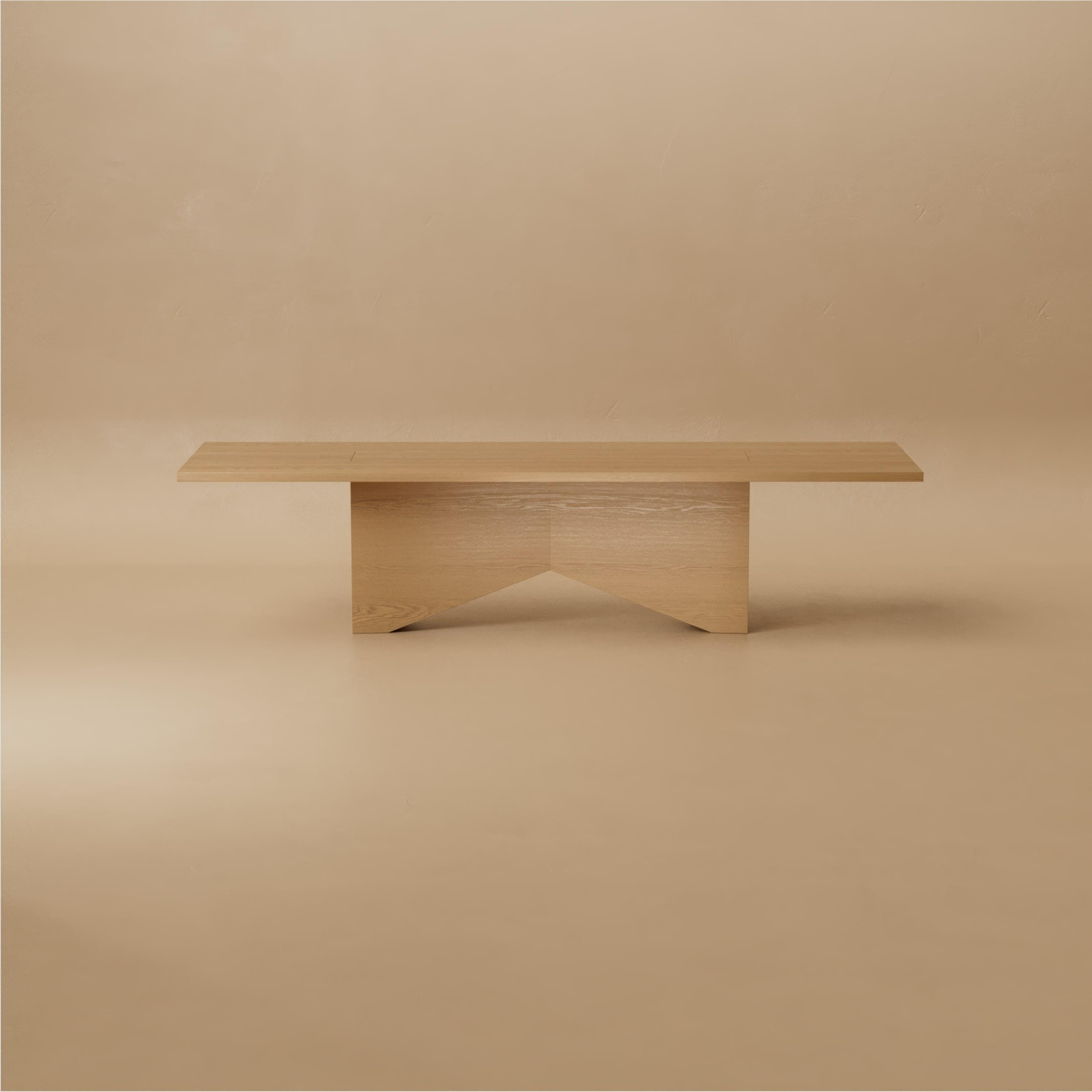 La table de salle à manger Harper est une étude des proportions, de la chaleur et de la sobriété sculpturale. Une base en nœud papillon, sculptée dans du noyer massif, soutient un plateau généreux qui semble à la fois solide et léger. Sa géométrie