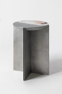 Table d'appoint « H1 » en métal et aluminium décorée à la main par Studio Nyx