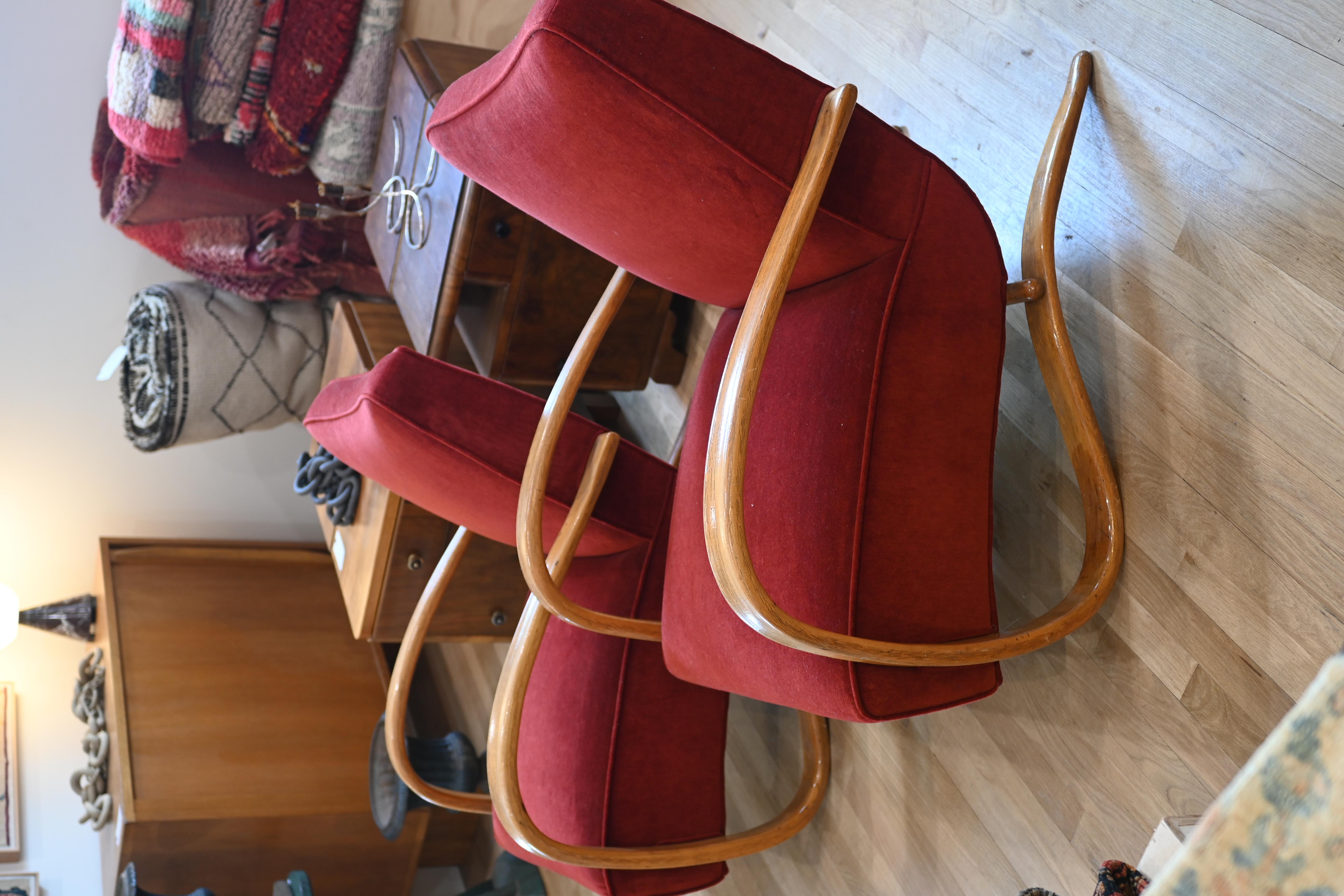Une belle paire de Halabala H269. Il s'agit d'un modèle plus rare des chaises longues Halabala de la période Art déco. Le chêne a une belle teinte foncée et les sièges sont fraîchement retapissés dans un velours cramoisi profond. 