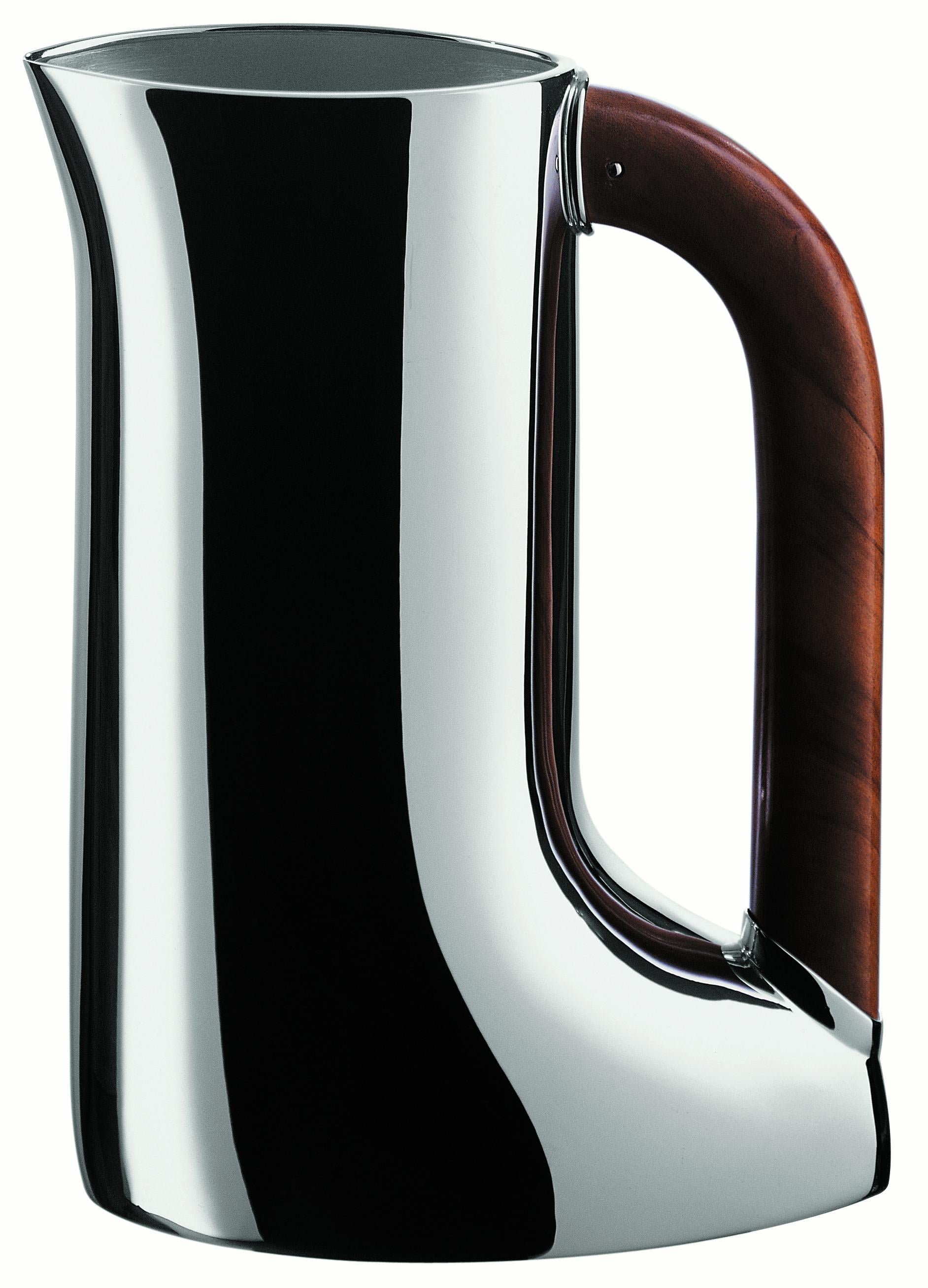 The typology of the carafe is simplified to the utmost. The surface of the object reflects un interrupted images.