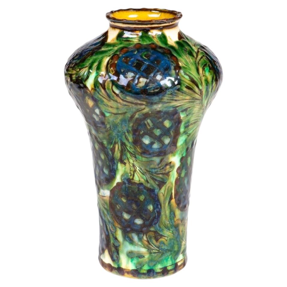 H. H. Kähler – Vaso in stile Art Nouveau con decorazioni a rilievo, 1920-30 circa in vendita