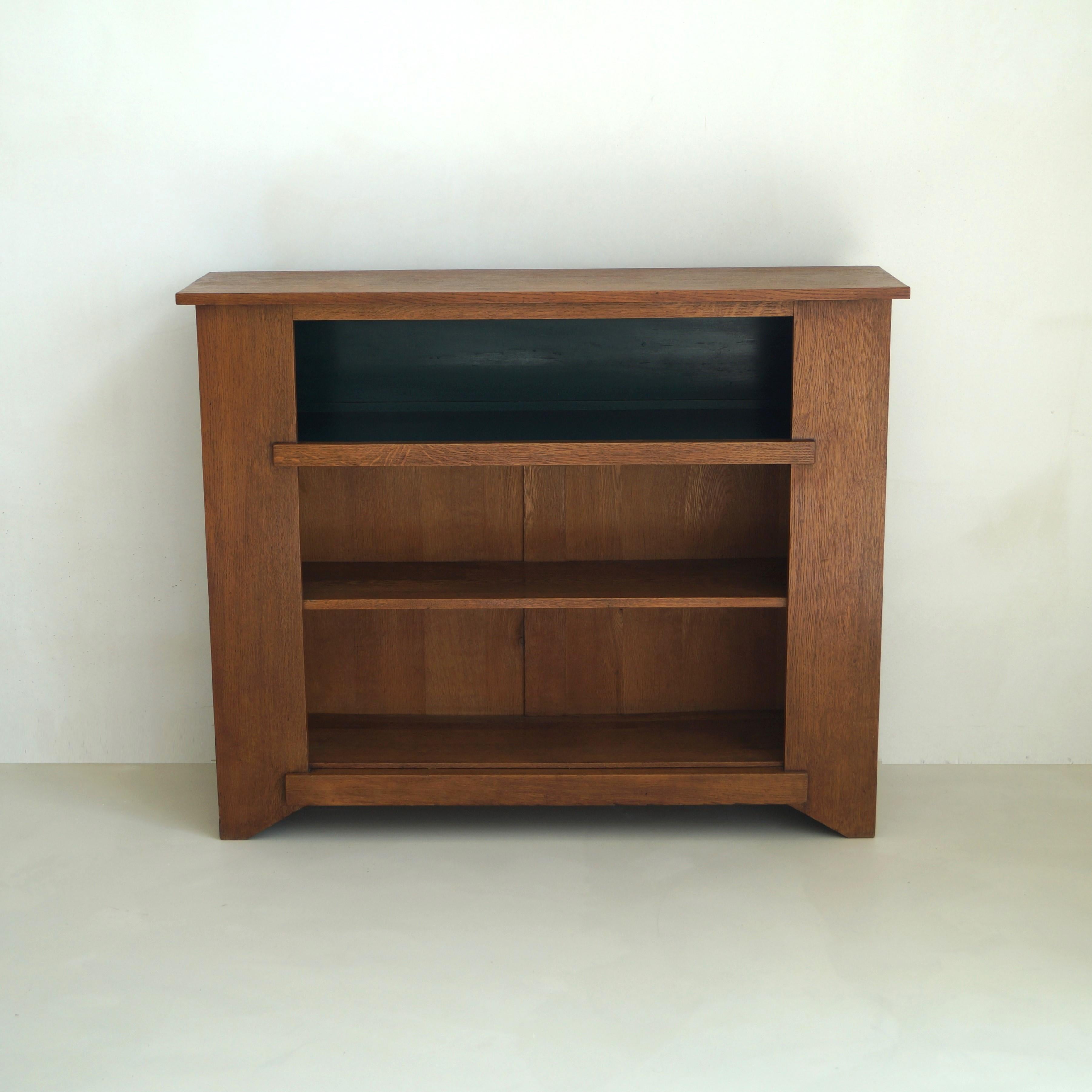 An original Hendrik Wouda bookcase, made at Pander & Sons, 1924 (marked with metal plate at the back). The modernist design with the pointed legs and the cubist geometric shapes is well known from the famous picture in the book about the life and